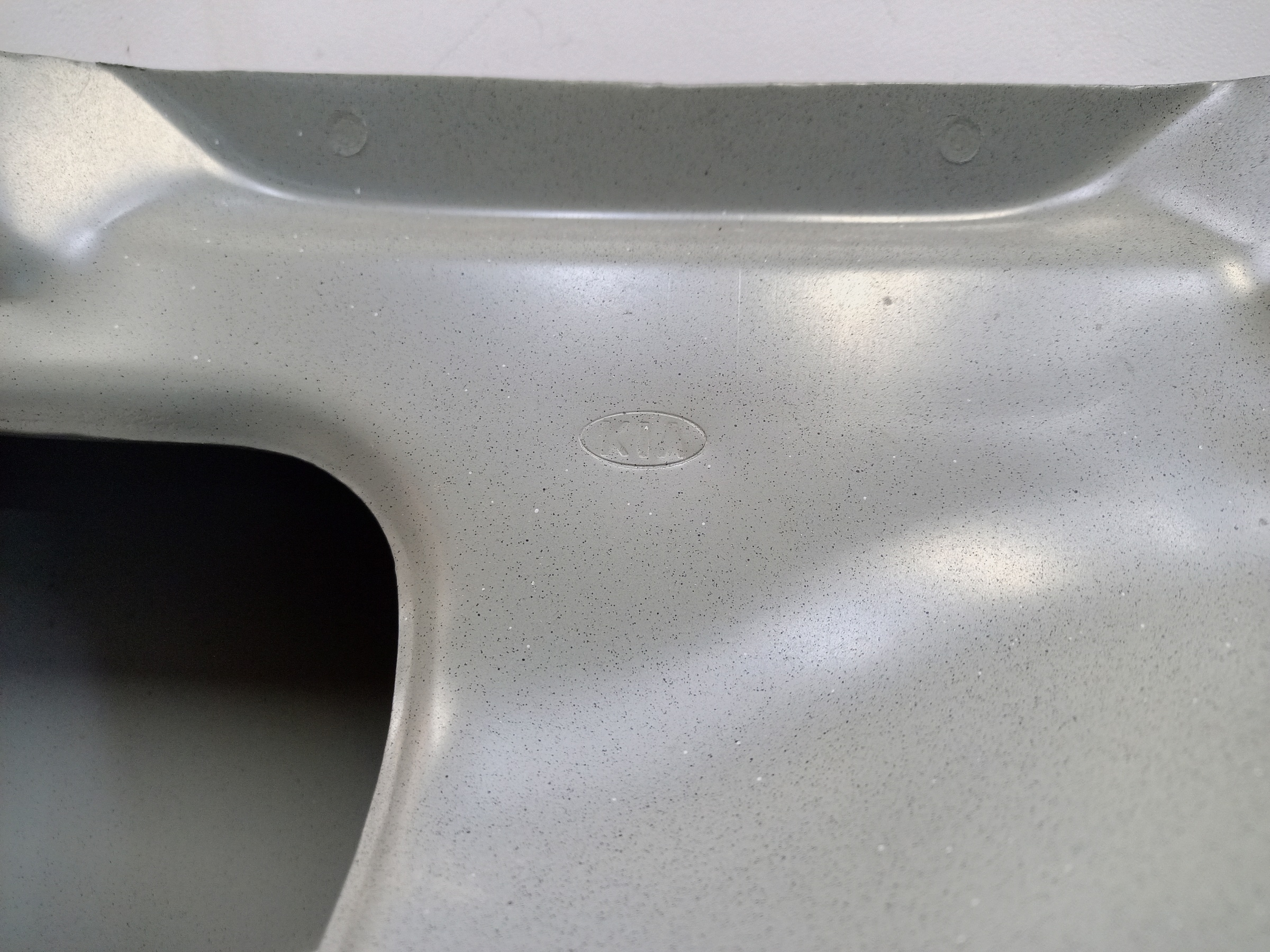 Крышка багажника Kia Carnival 3