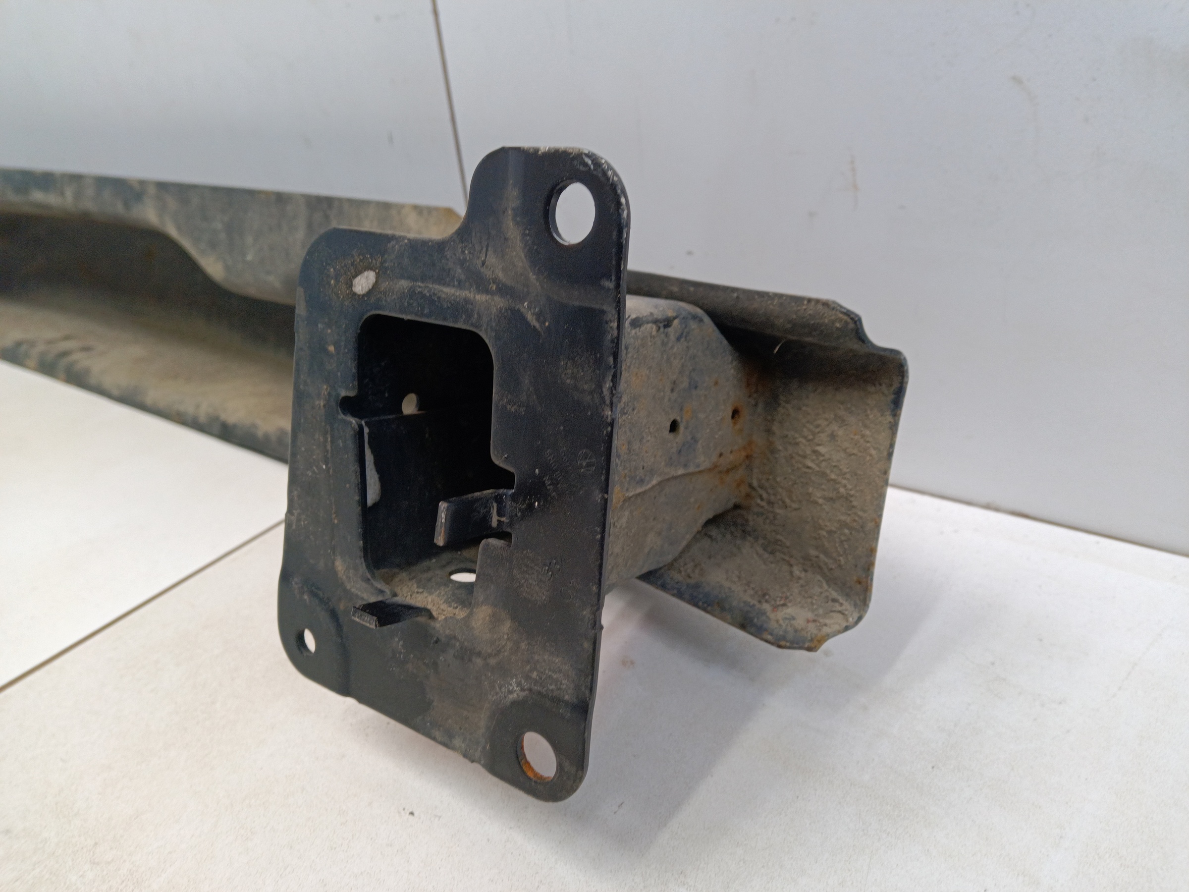 Усилитель заднего бампера Volkswagen Tiguan 1