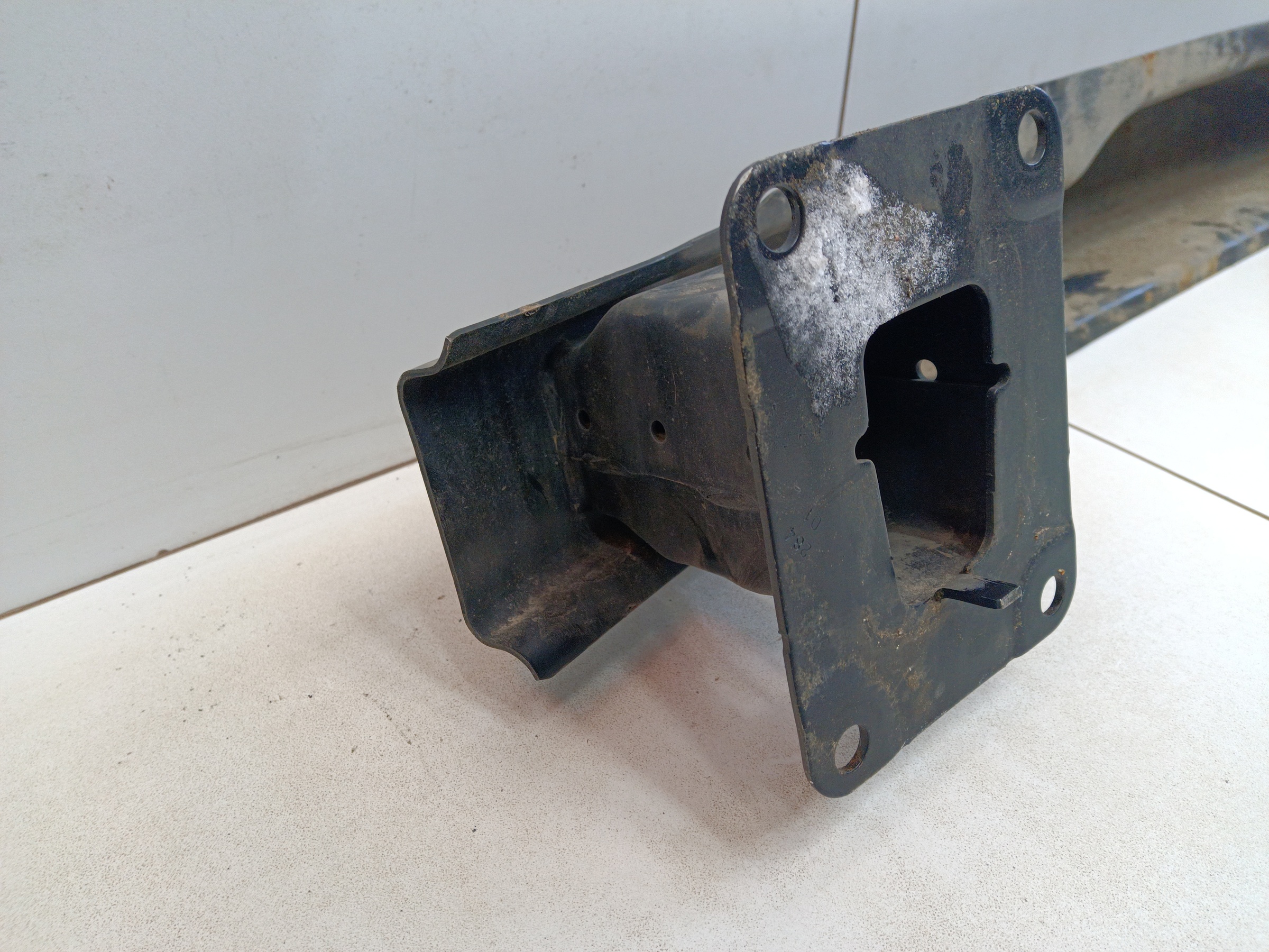 Усилитель заднего бампера Volkswagen Tiguan 1