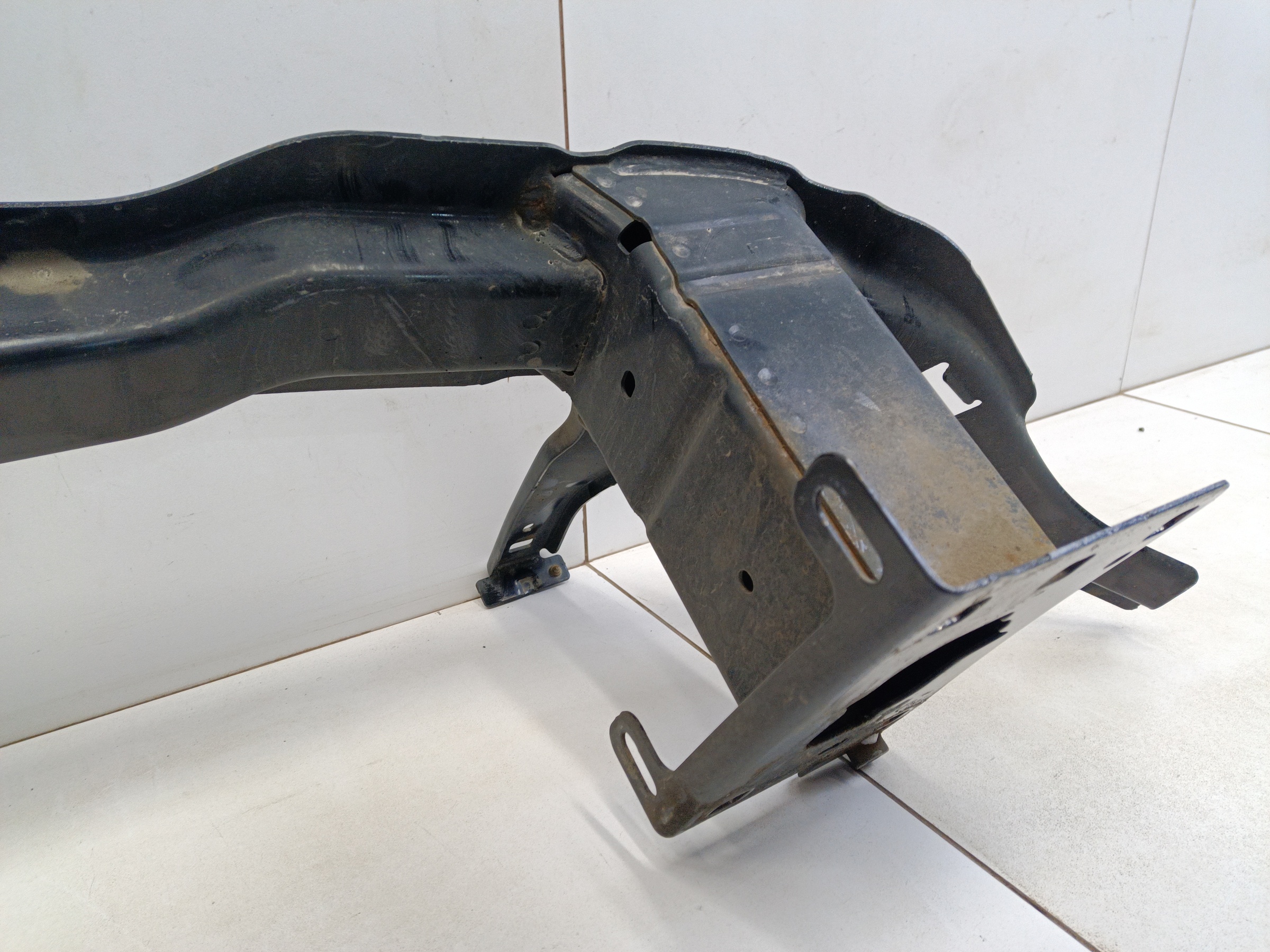 Усилитель переднего бампера Volkswagen Tiguan 2