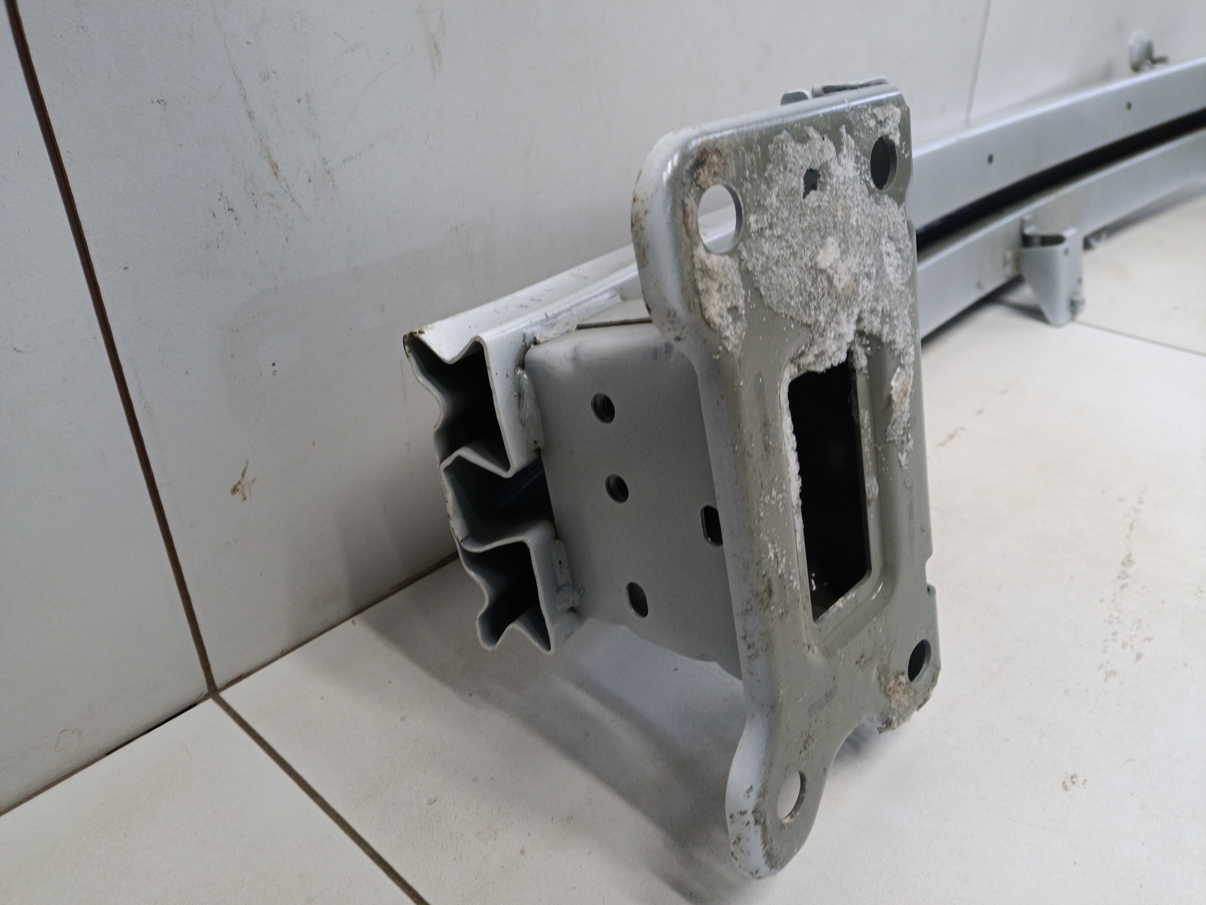 Усилитель переднего бампера Geely Coolray