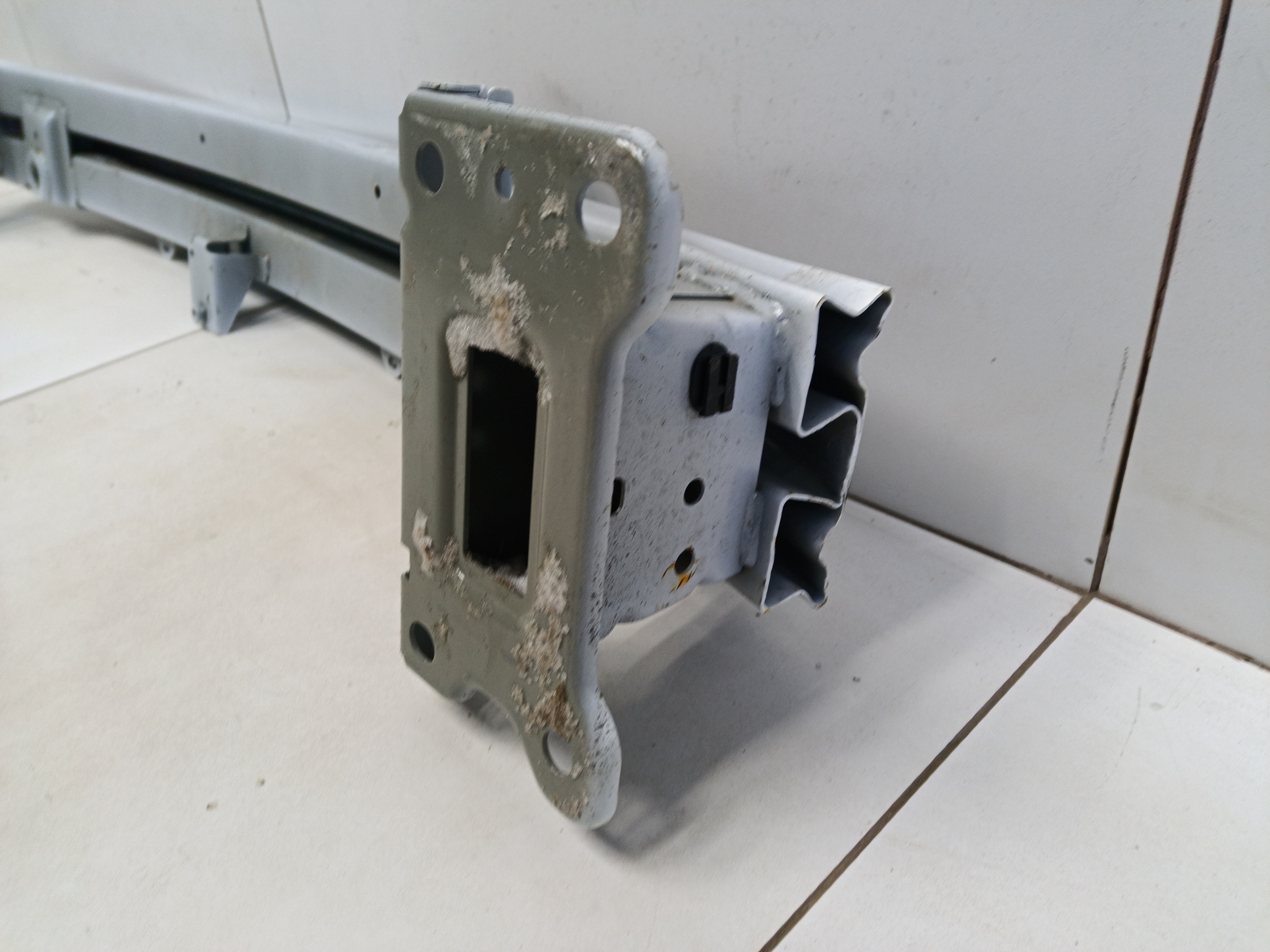 Усилитель переднего бампера Geely Coolray