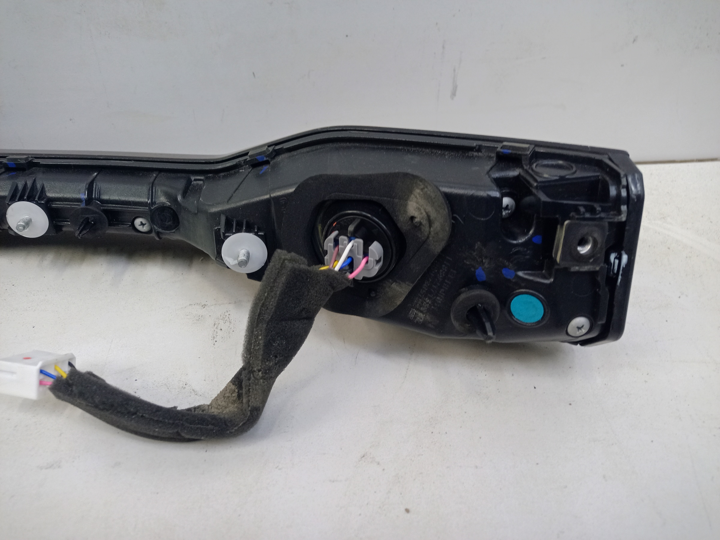 Фонарь крышки багажника центральный Geely Coolray Restail