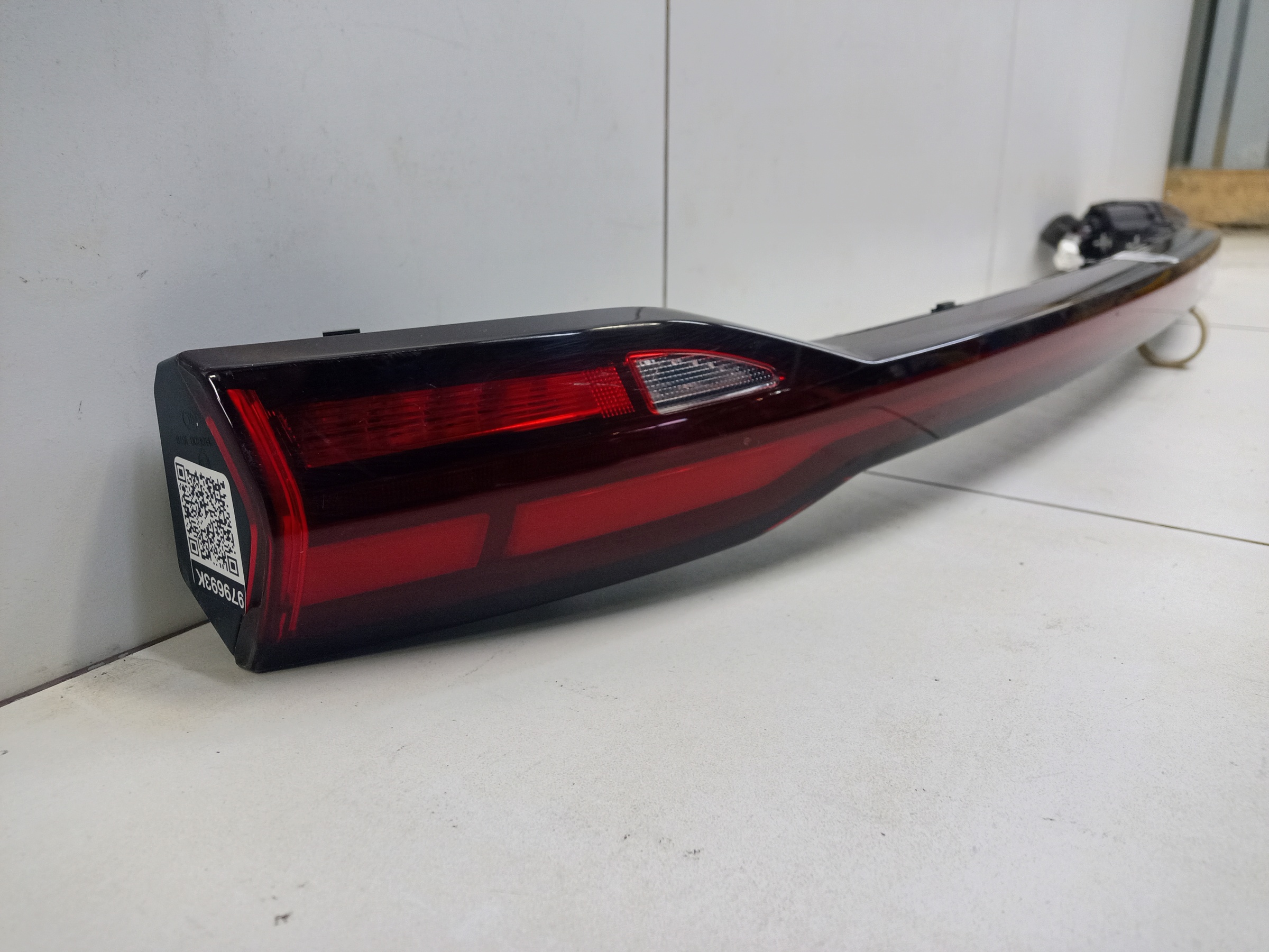 Фонарь крышки багажника центральный Geely Coolray Restail