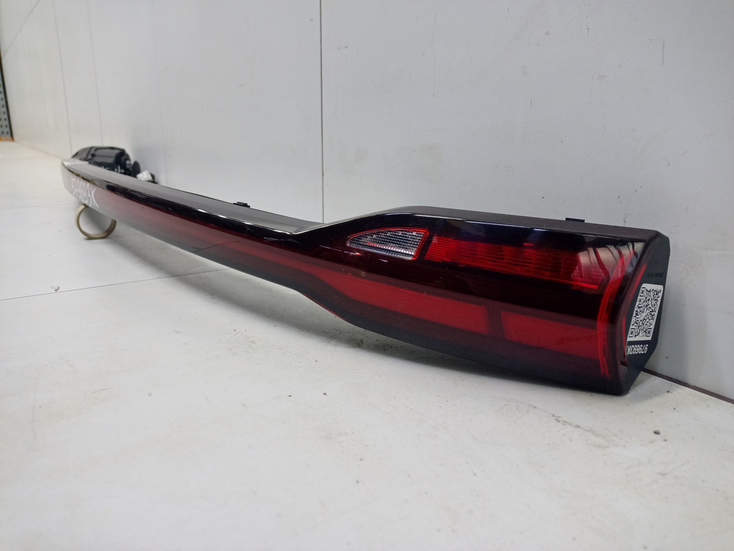 Фонарь крышки багажника центральный Geely Coolray Restail