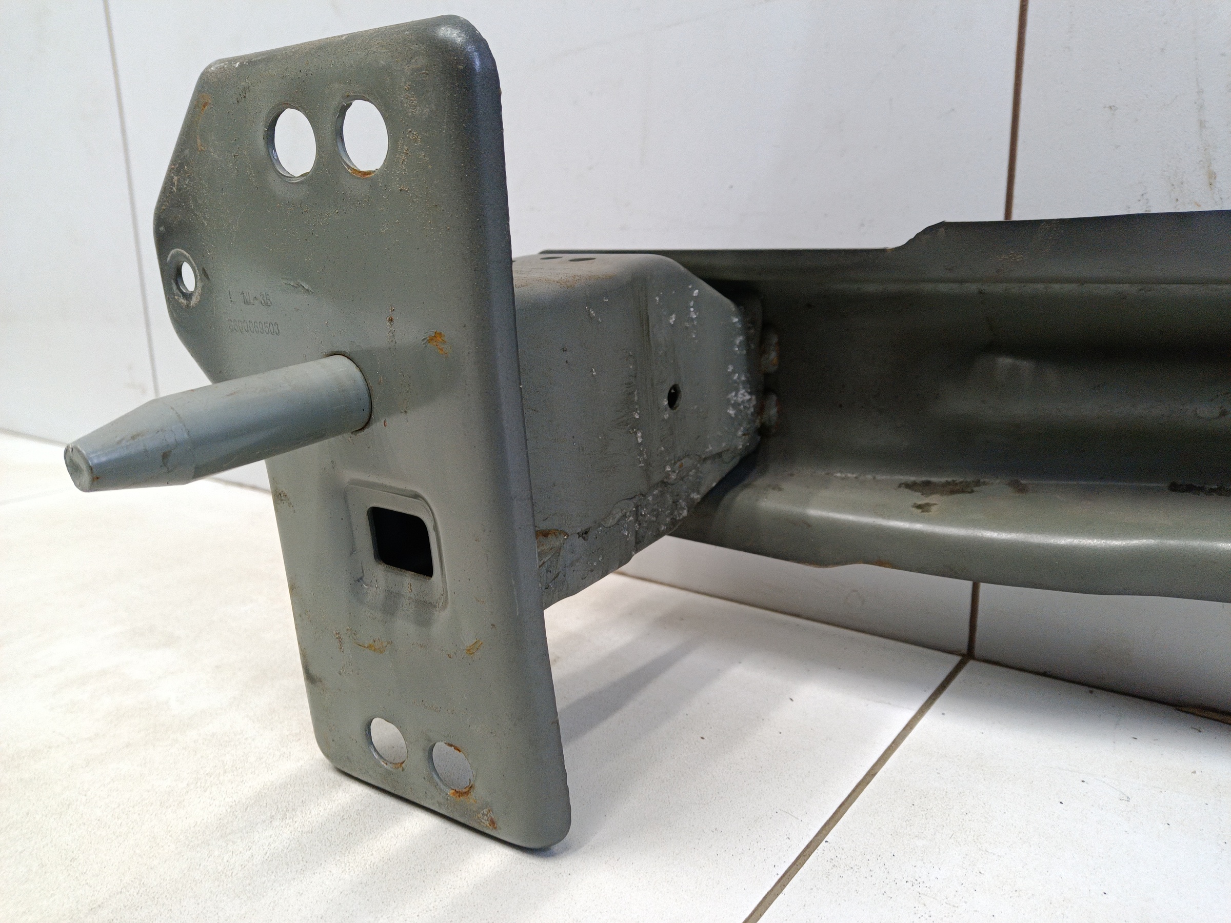 Усилитель переднего бампера Geely Atlas Pro под радар