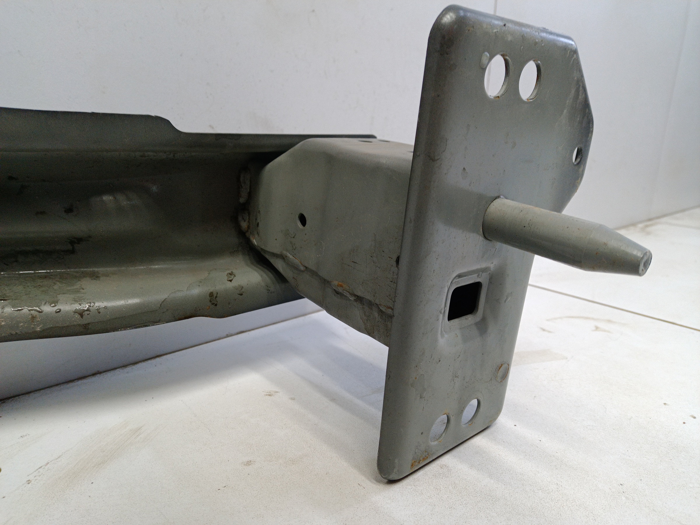 Усилитель переднего бампера Geely Atlas Pro под радар