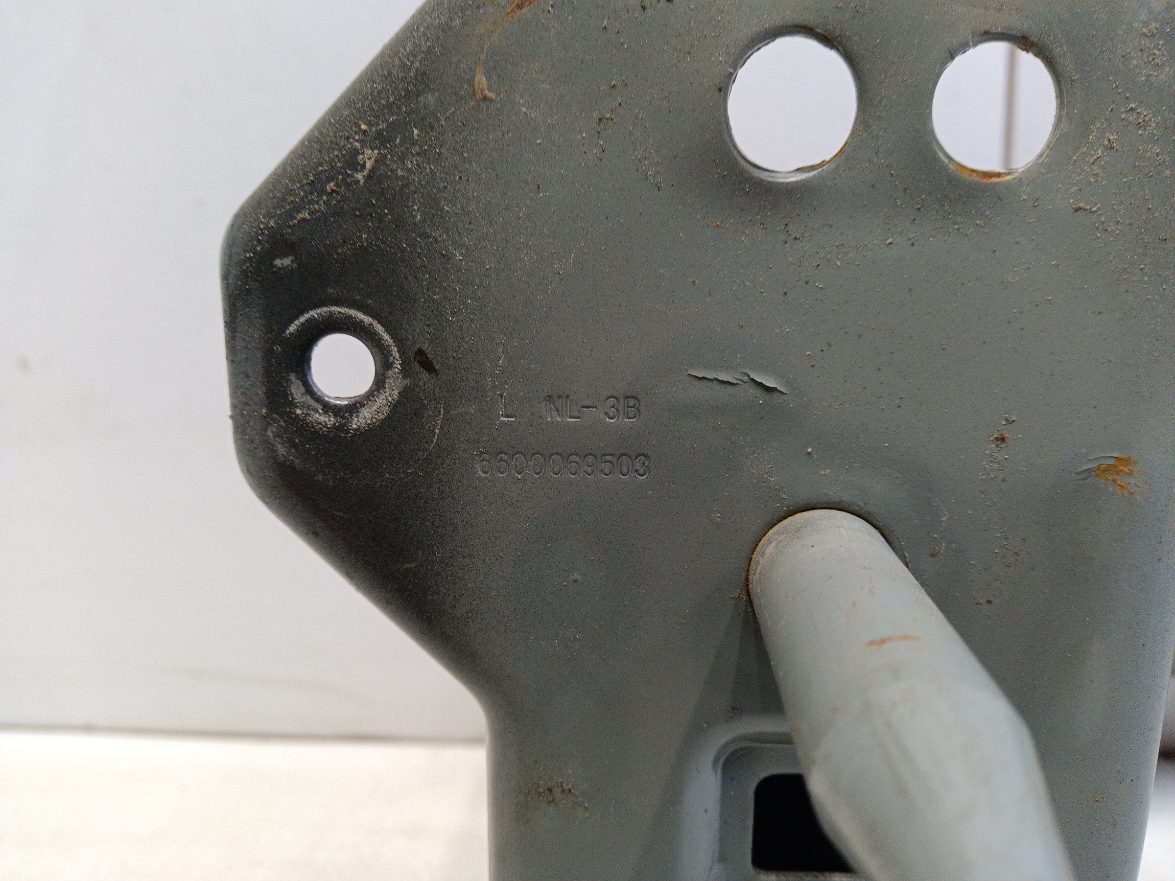 Усилитель переднего бампера Geely Atlas Pro под радар