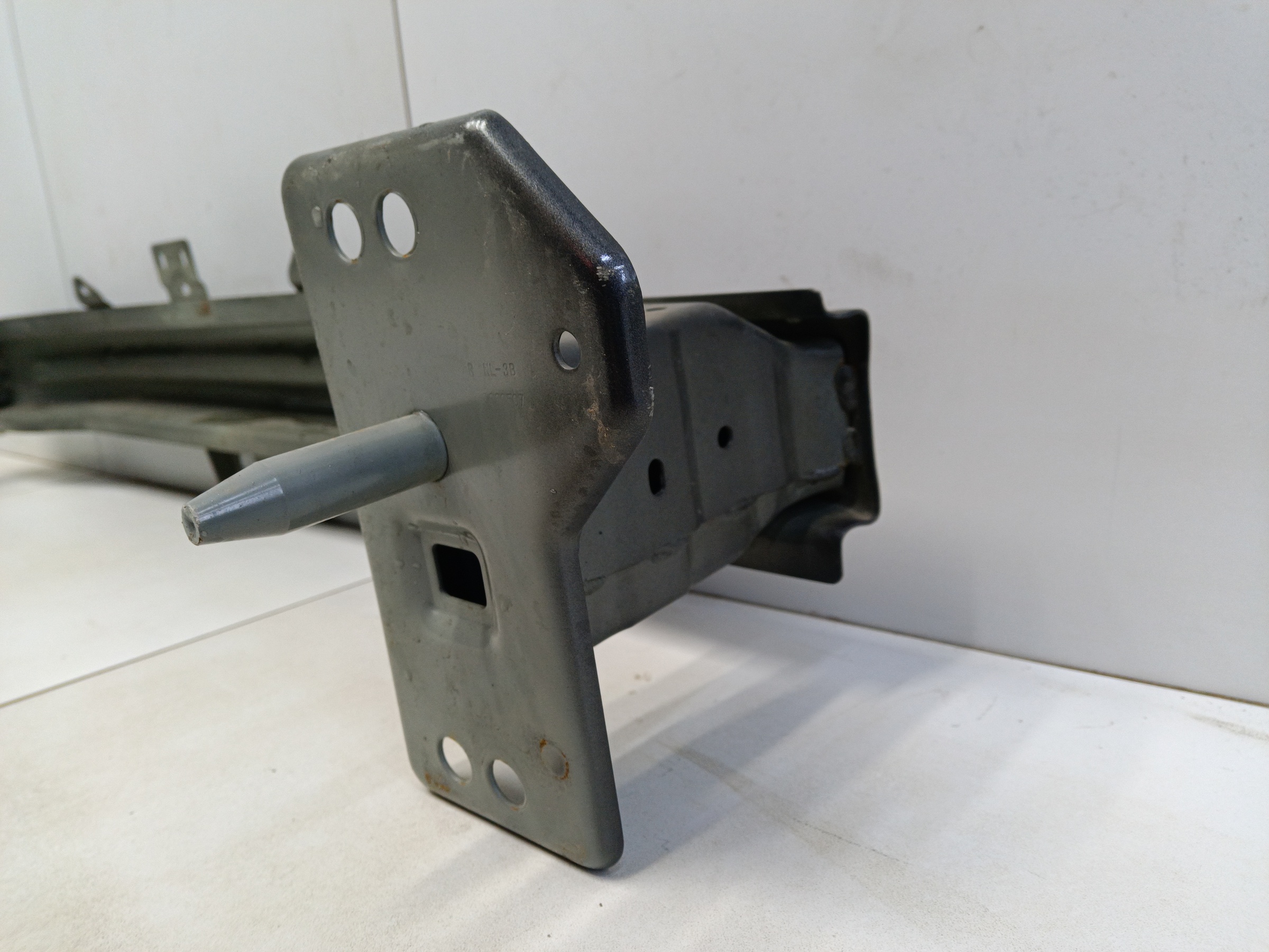 Усилитель переднего бампера Geely Atlas Pro под радар