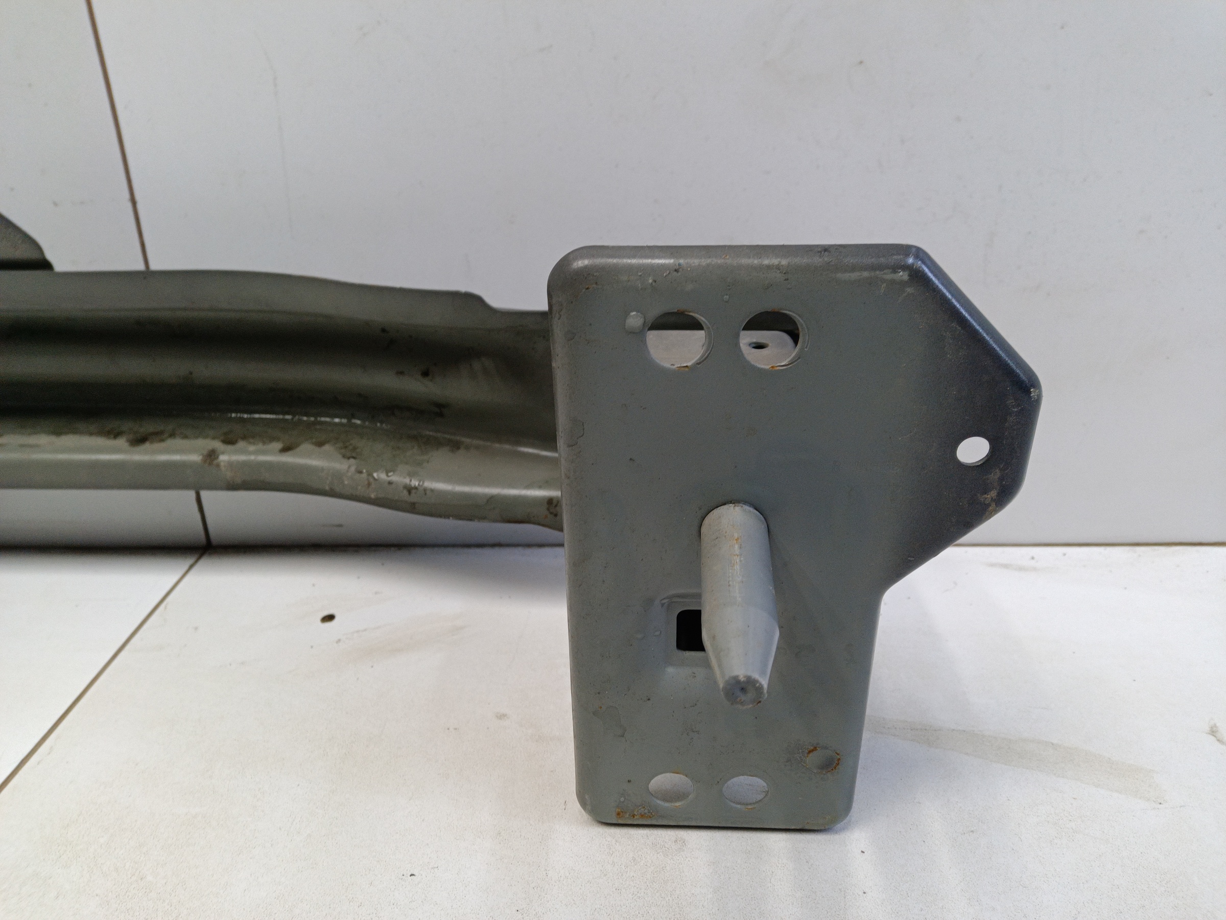 Усилитель переднего бампера Geely Atlas Pro под радар