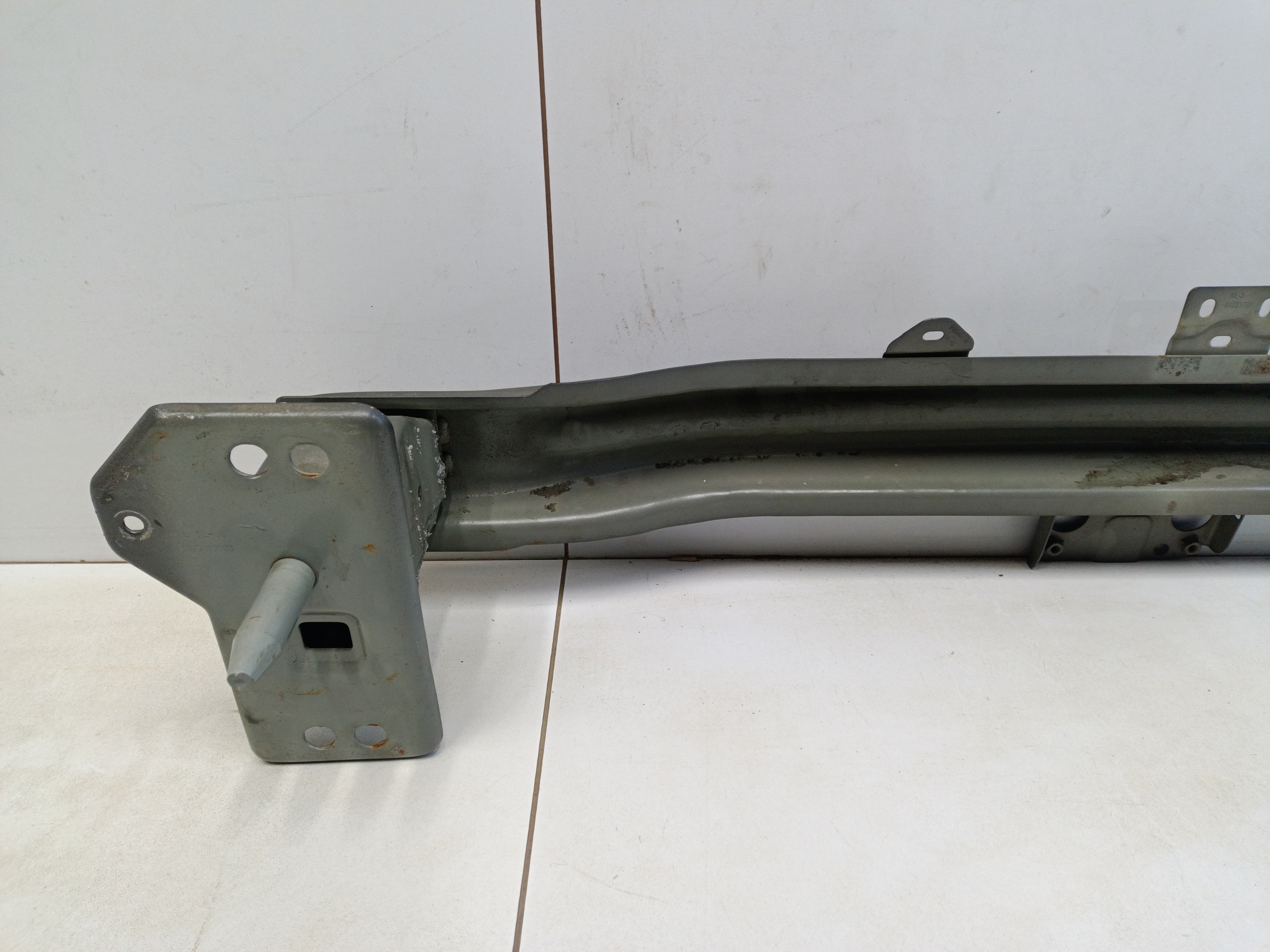 Усилитель переднего бампера Geely Atlas Pro под радар