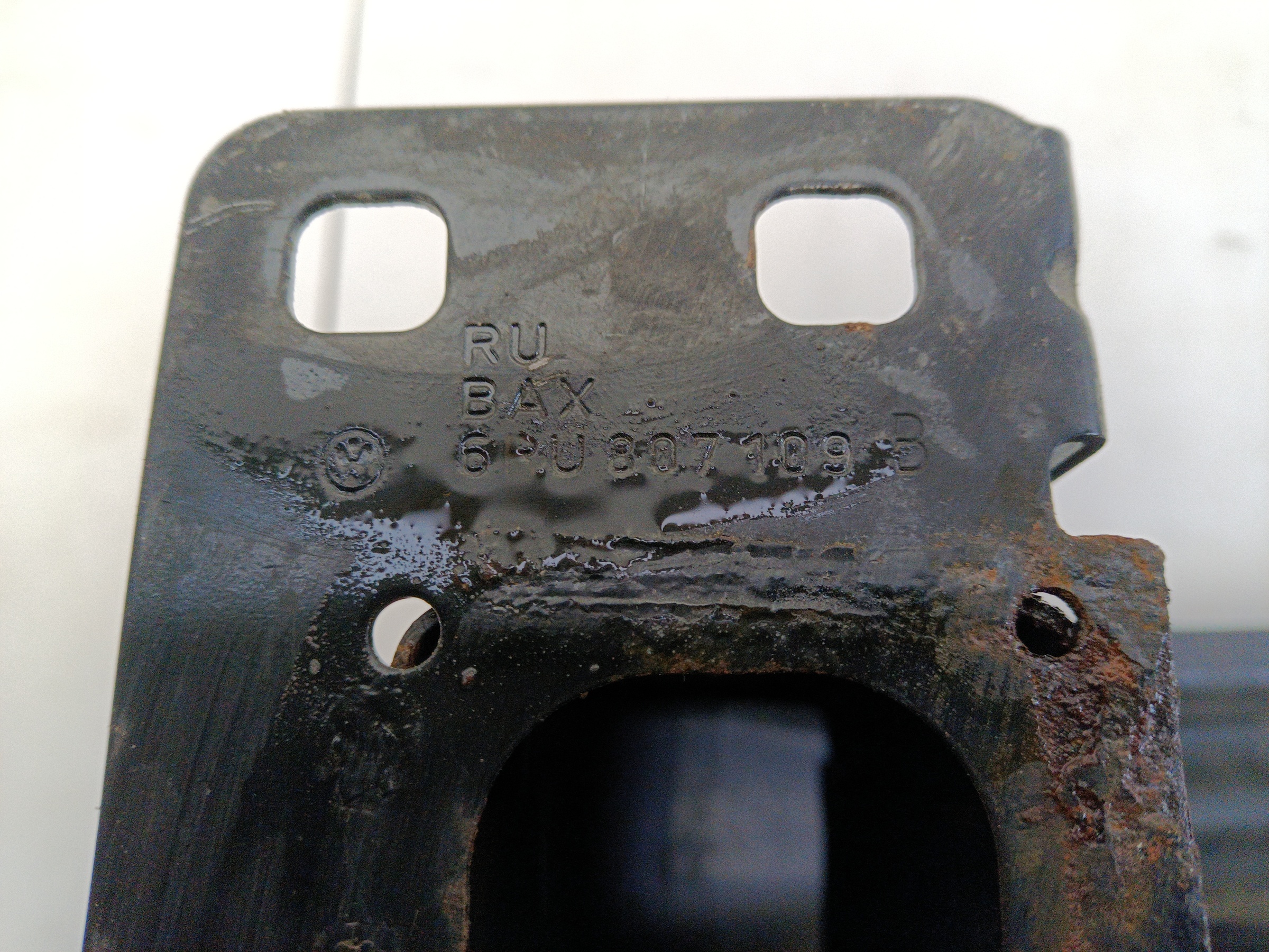 Усилитель переднего бампера Volkswagen Polo 5 Sedan