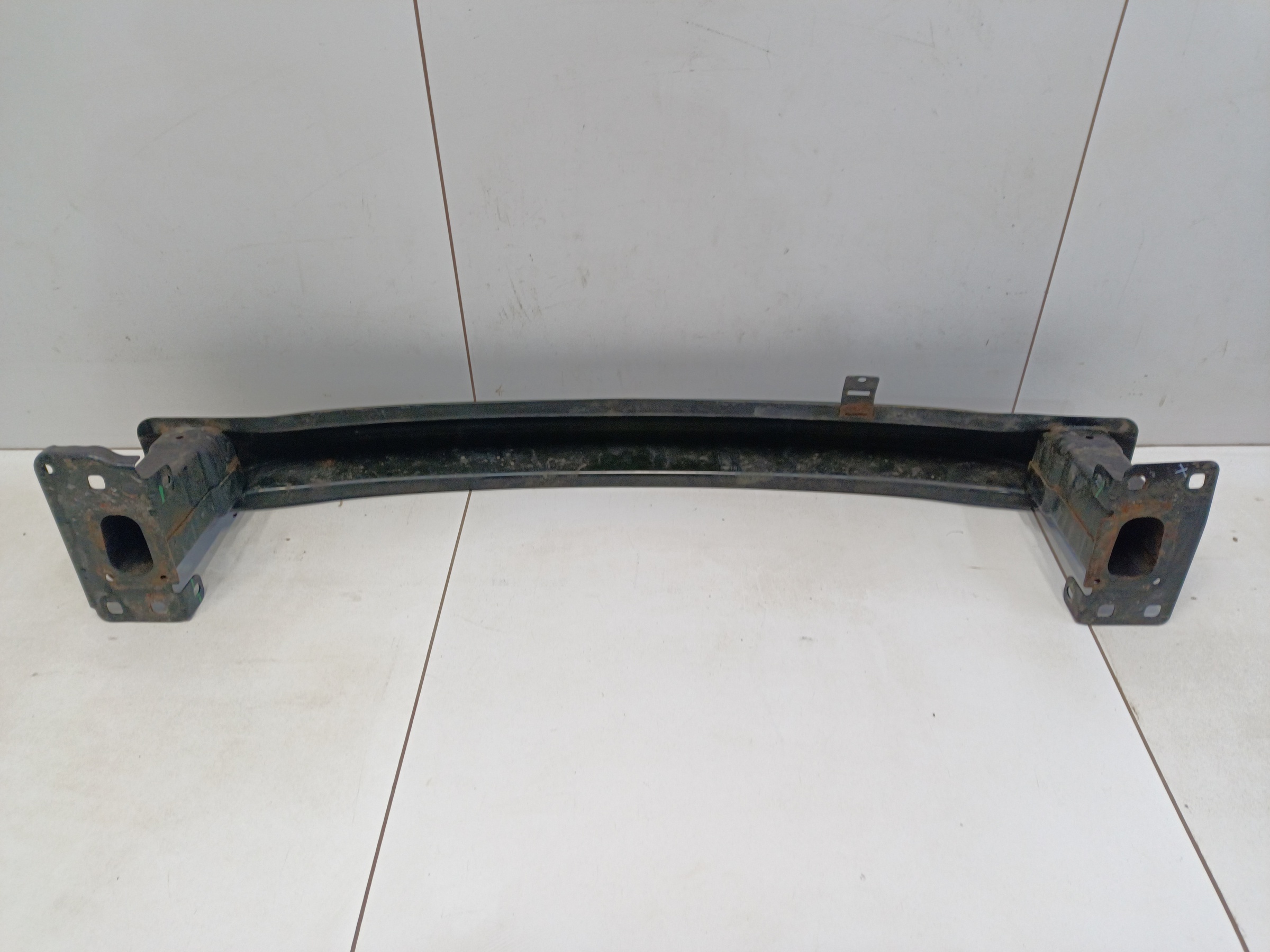 Усилитель переднего бампера Volkswagen Polo 5 Sedan