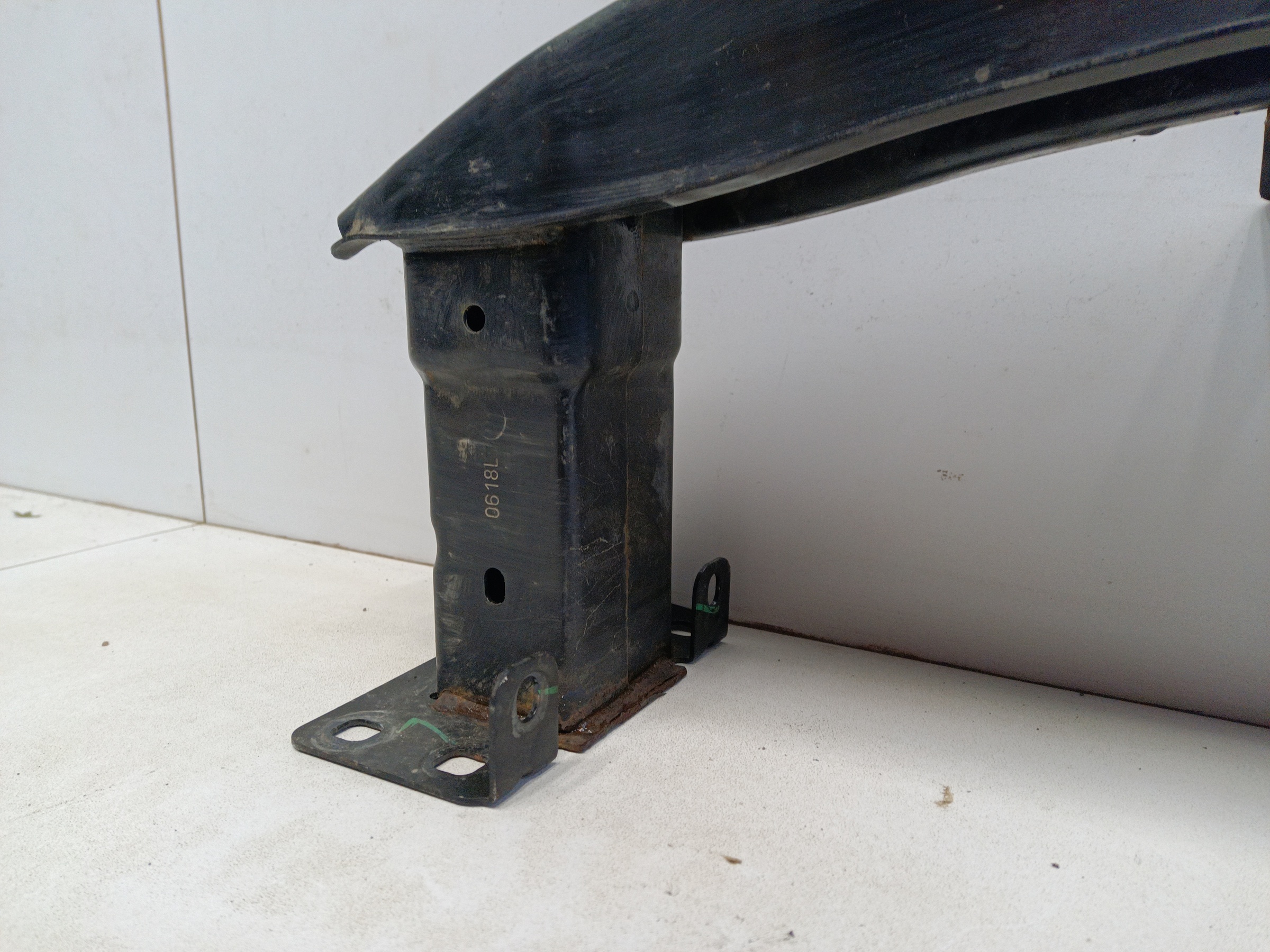 Усилитель переднего бампера Volkswagen Polo 5 Sedan