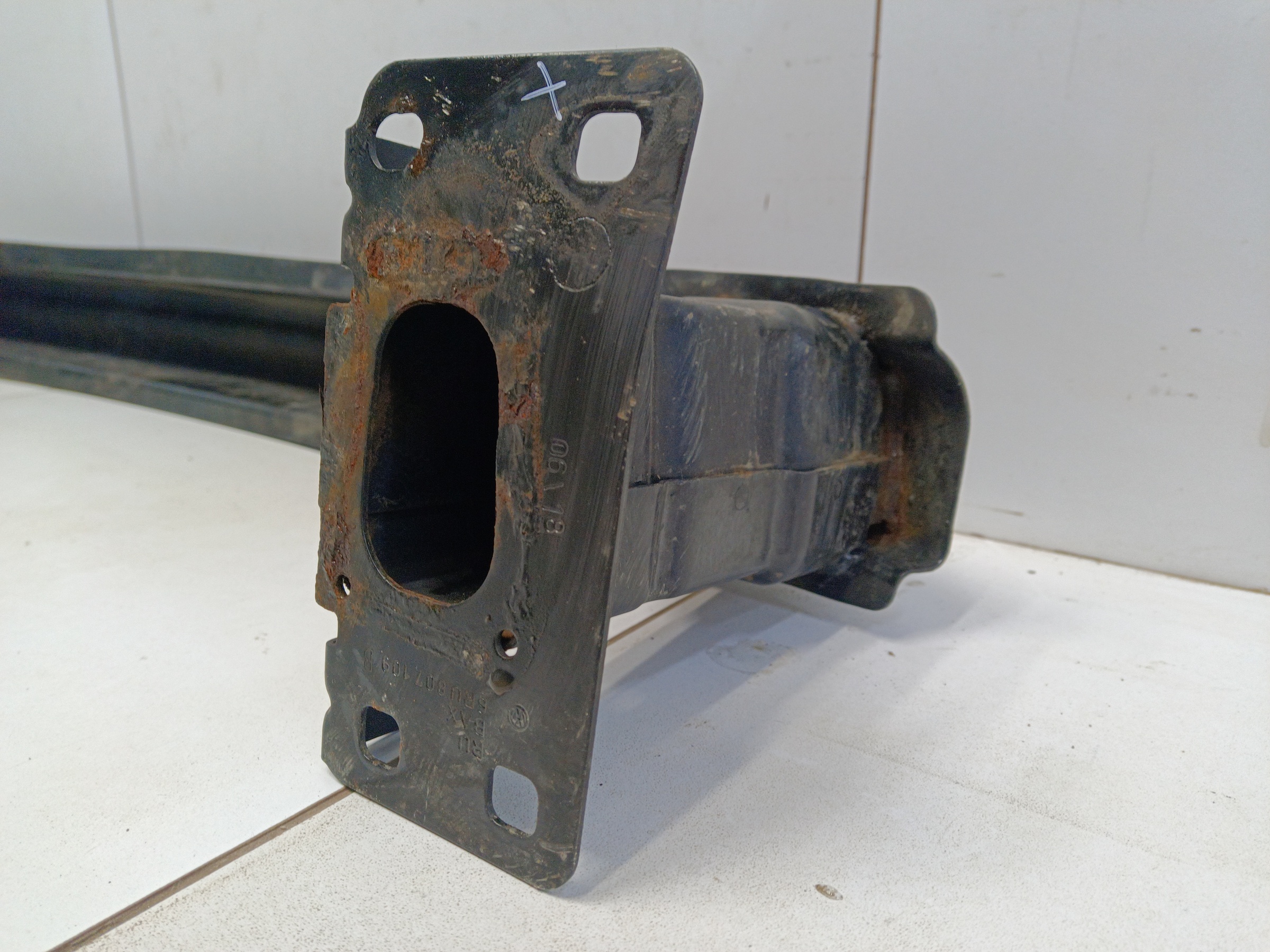 Усилитель переднего бампера Volkswagen Polo 5 Sedan