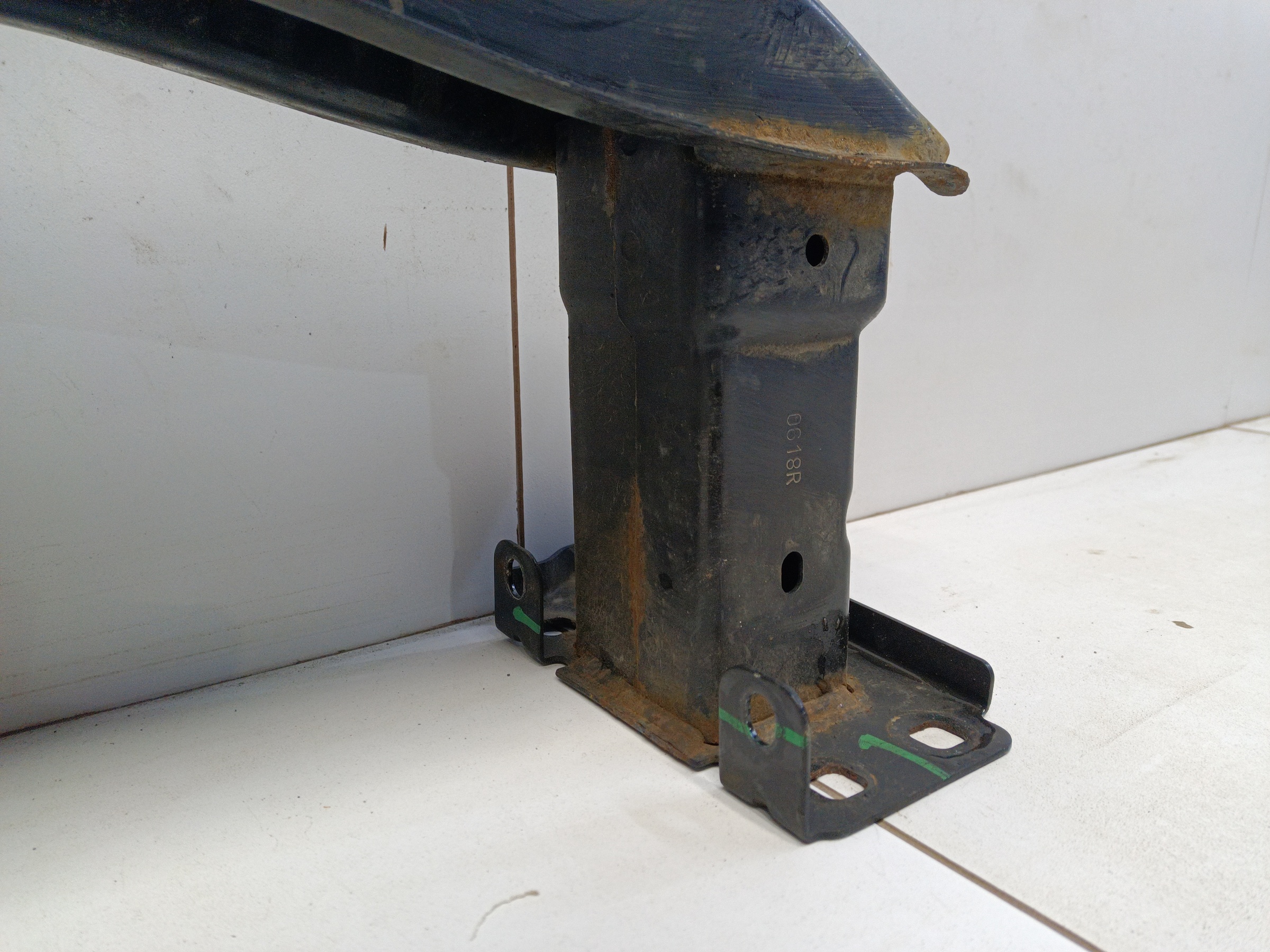 Усилитель переднего бампера Volkswagen Polo 5 Sedan