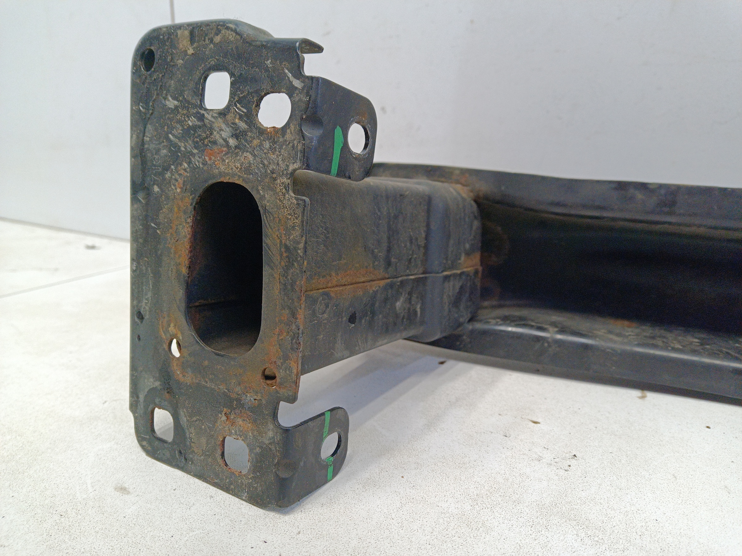 Усилитель переднего бампера Volkswagen Polo 5 Sedan