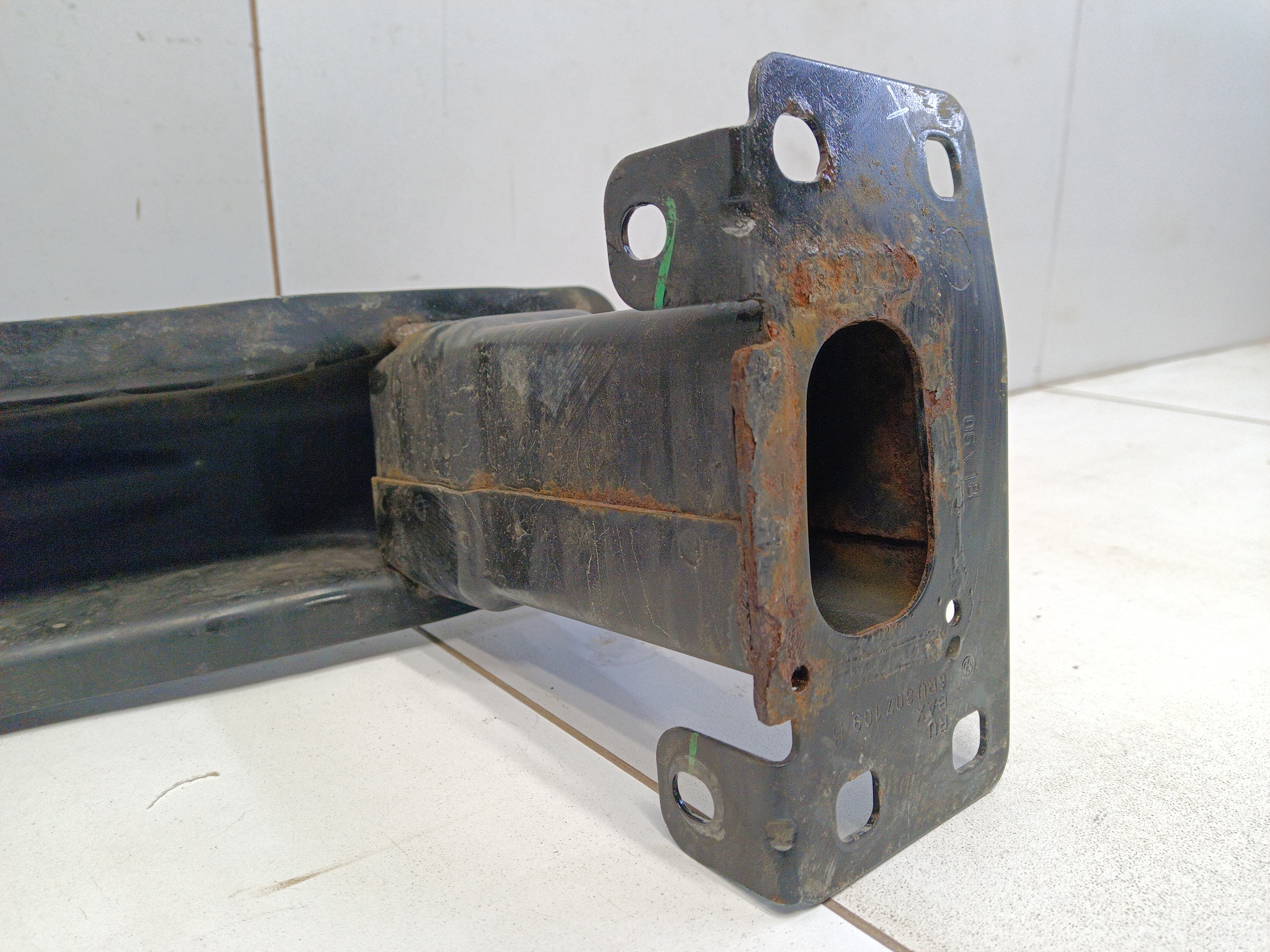 Усилитель переднего бампера Volkswagen Polo 5 Sedan