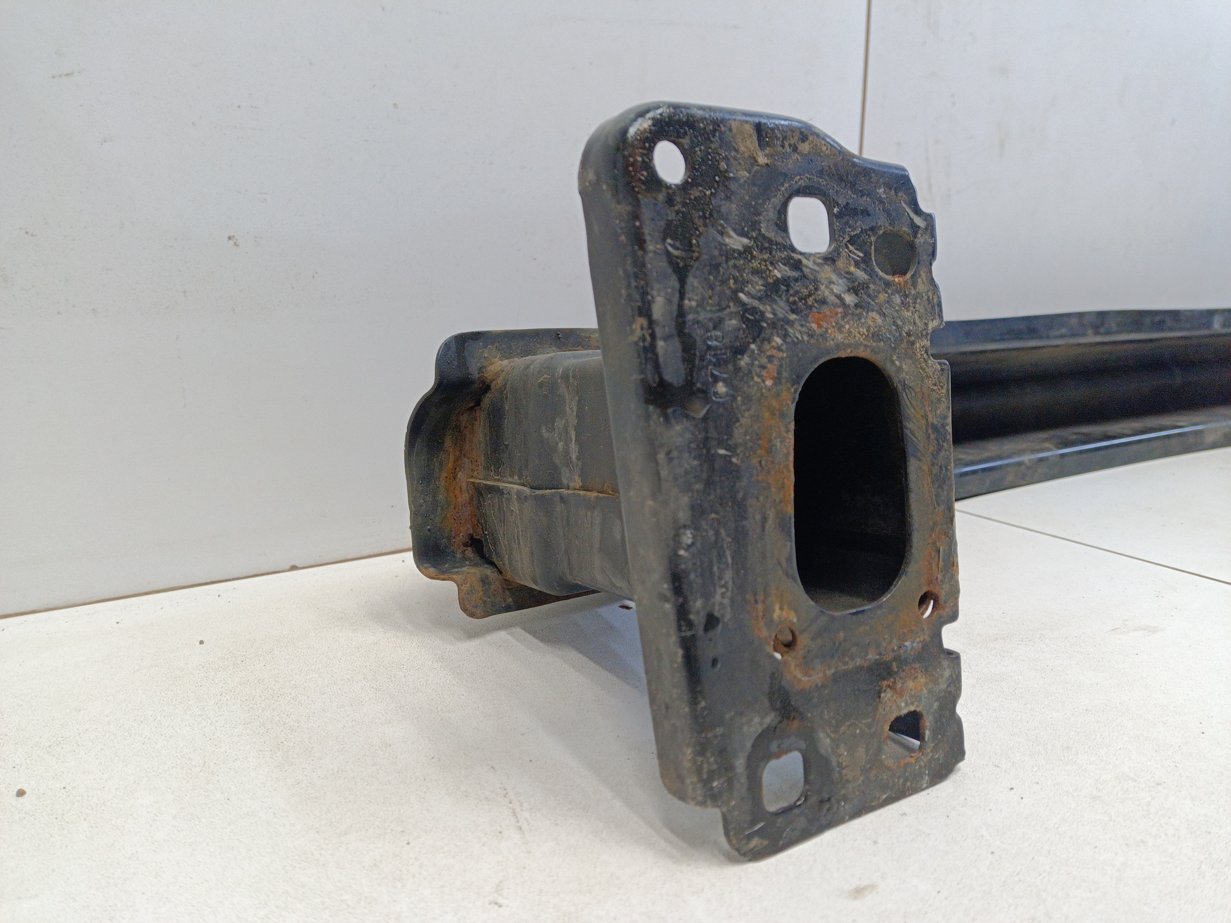 Усилитель переднего бампера Volkswagen Polo 5 Sedan