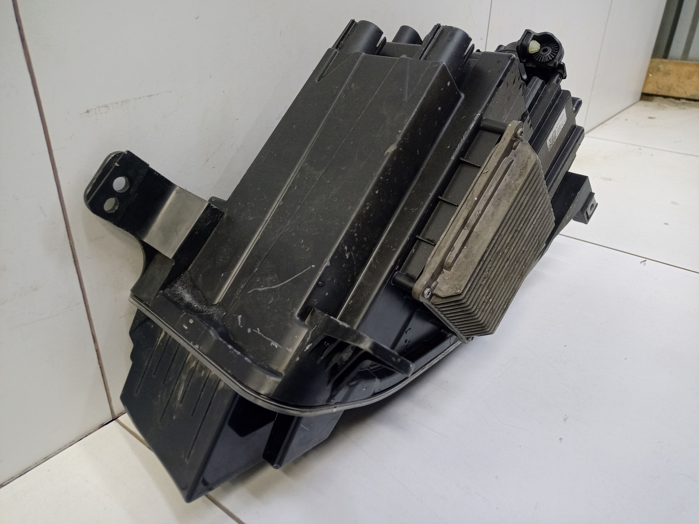 Фара передняя правая Voyah Free Restail