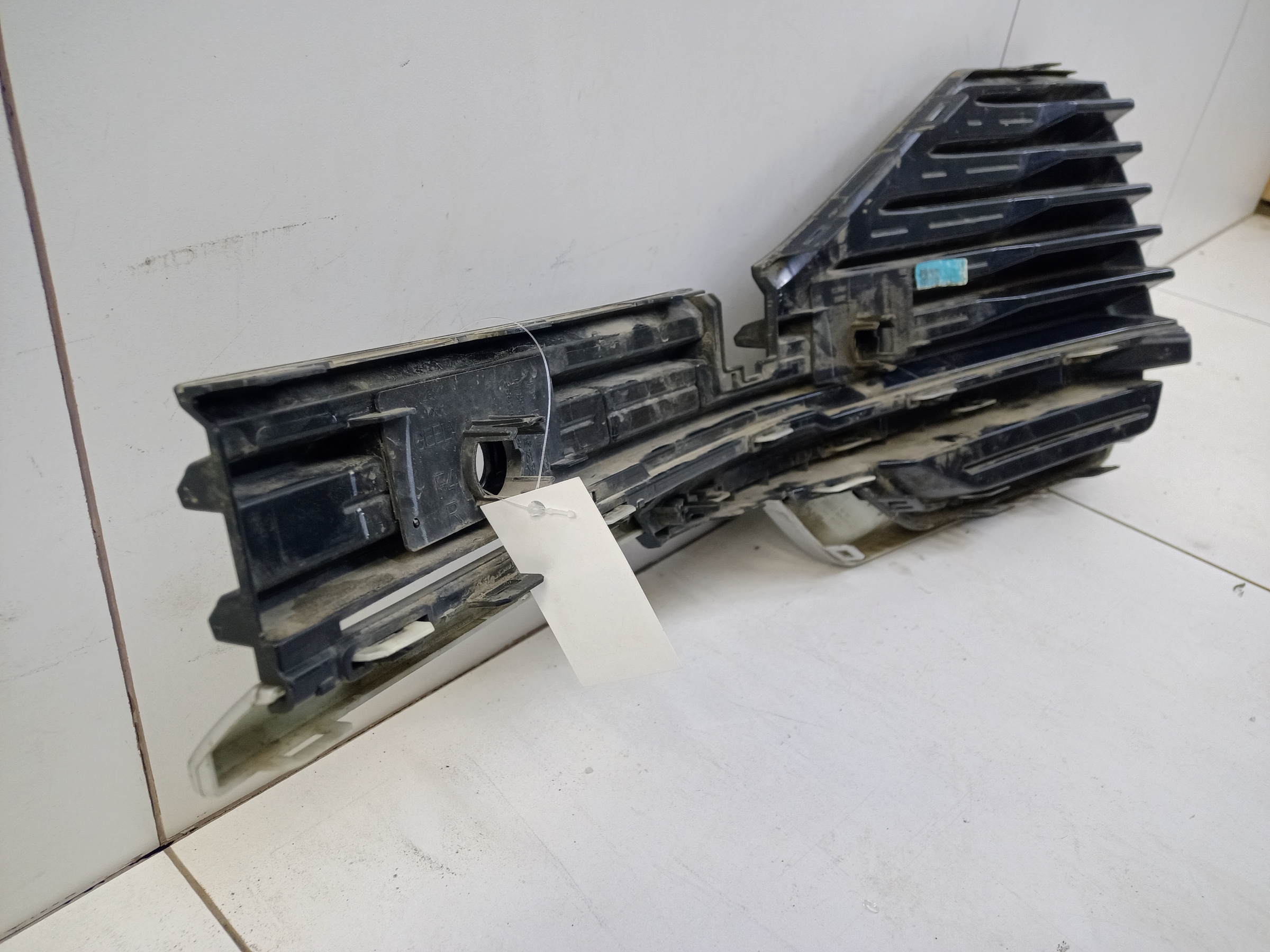 Решетка переднего бампера правая Geely Monjaro