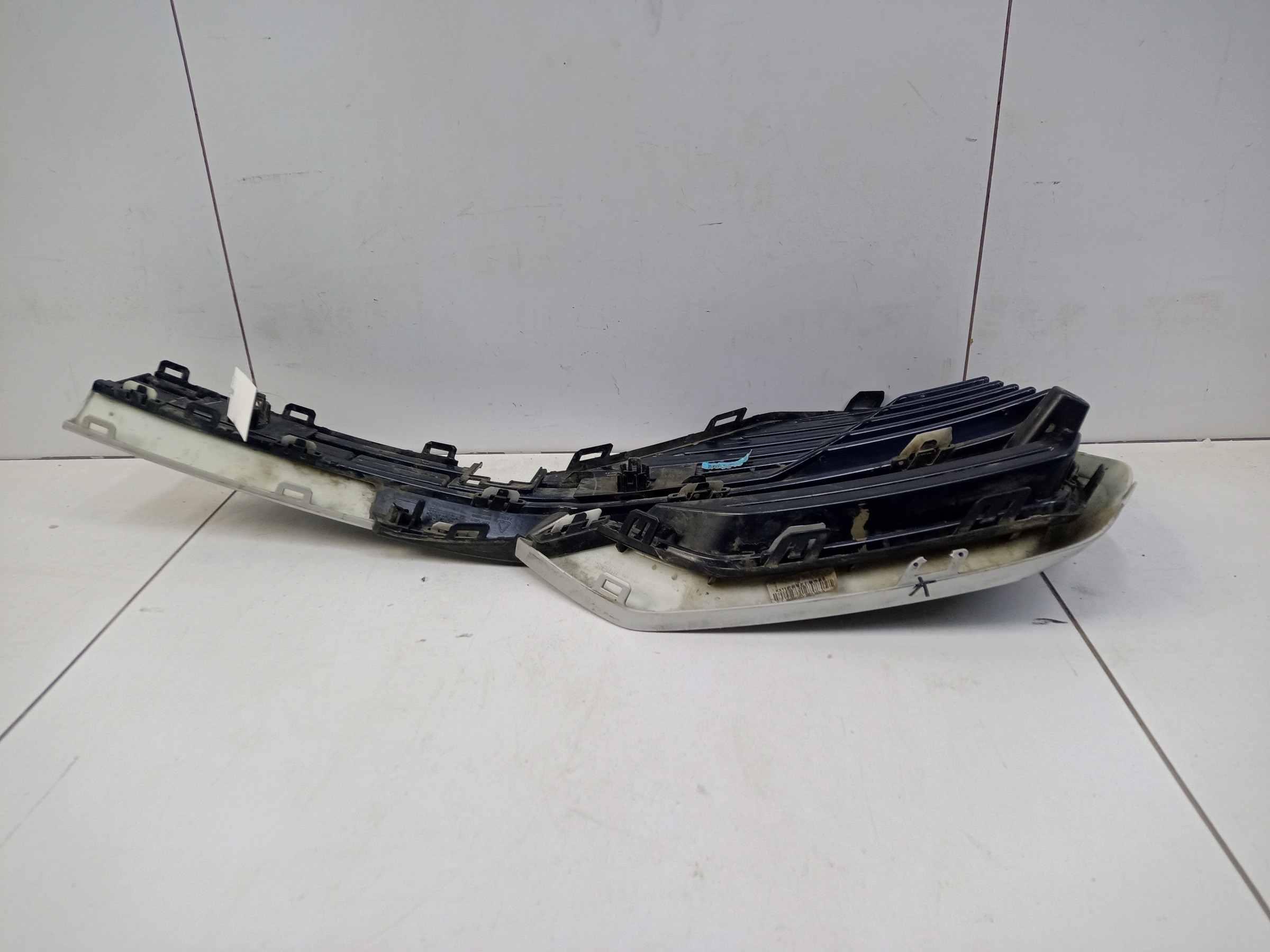 Решетка переднего бампера правая Geely Monjaro