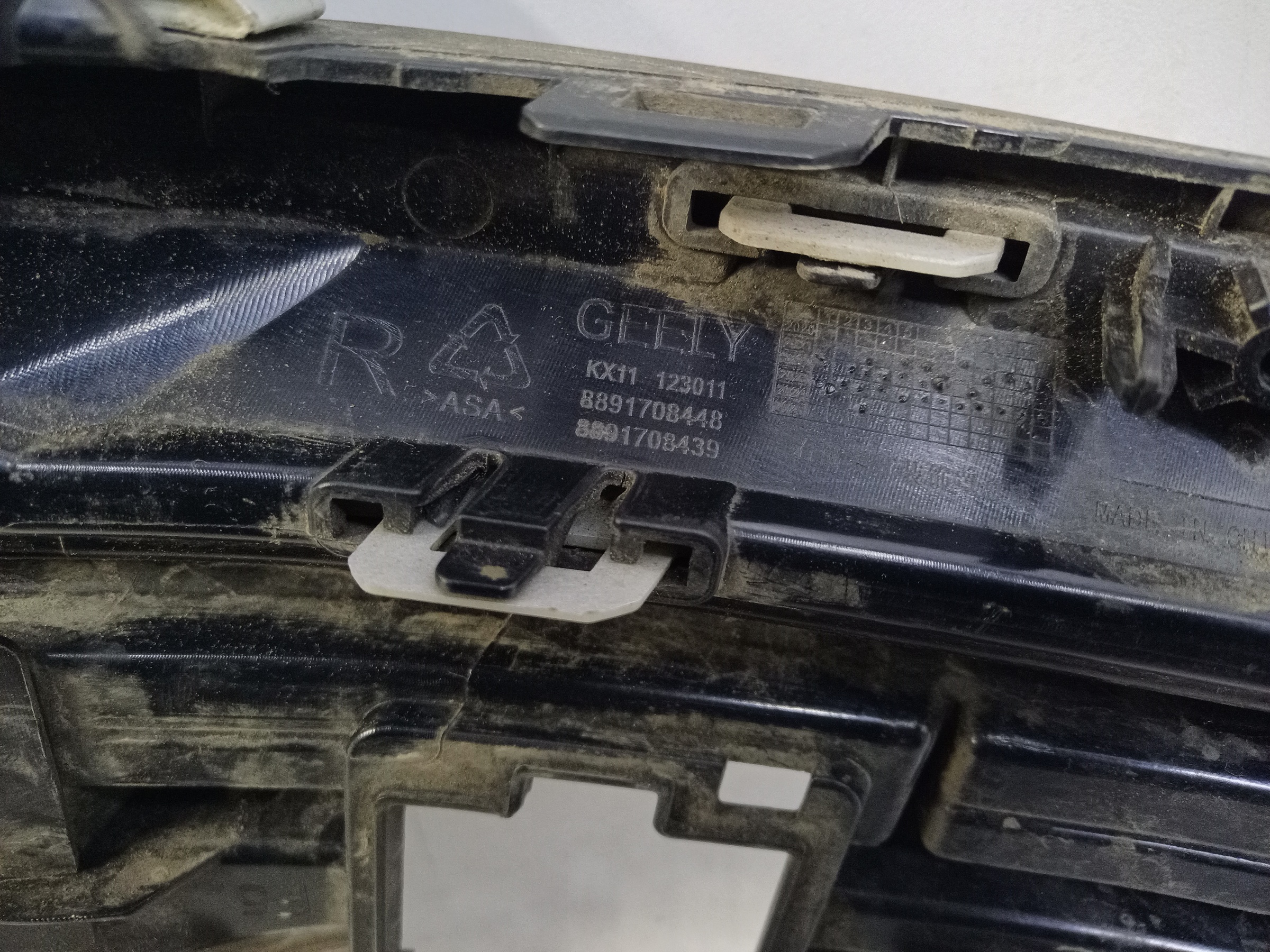 Решетка переднего бампера правая Geely Monjaro