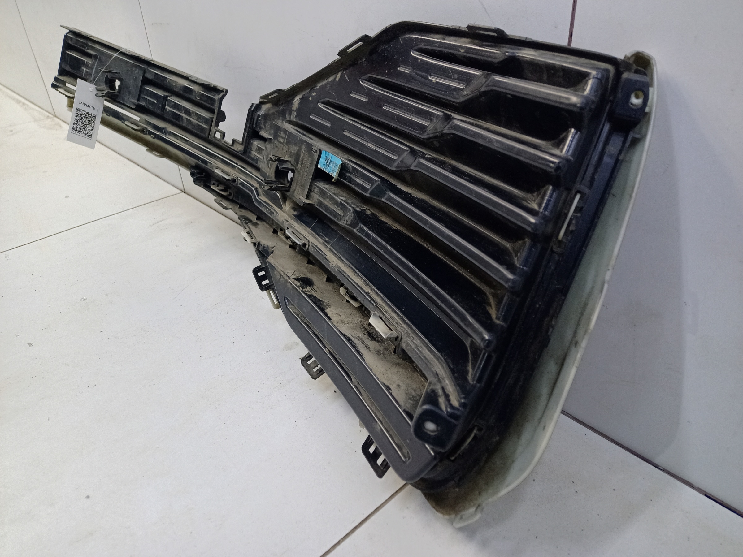 Решетка переднего бампера правая Geely Monjaro