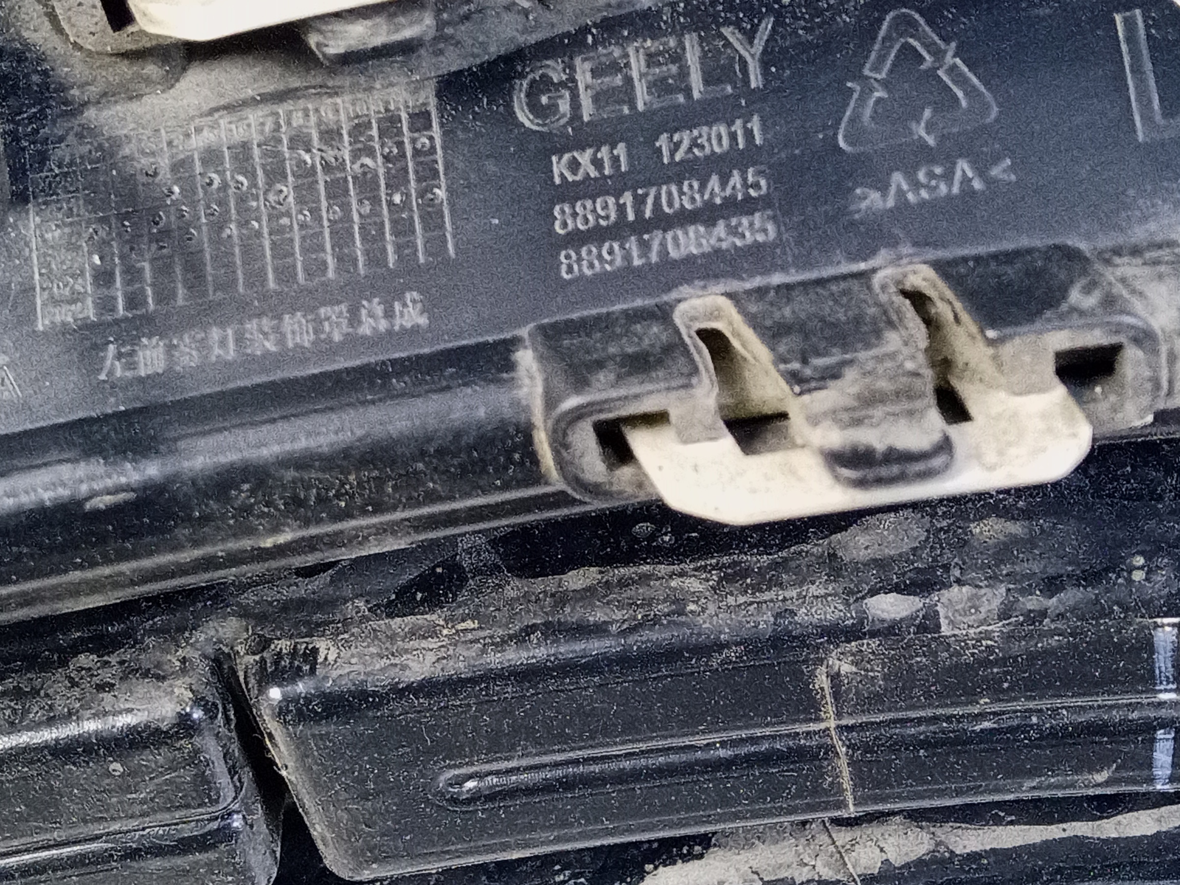 Решетка переднего бампера левая Geely Monjaro