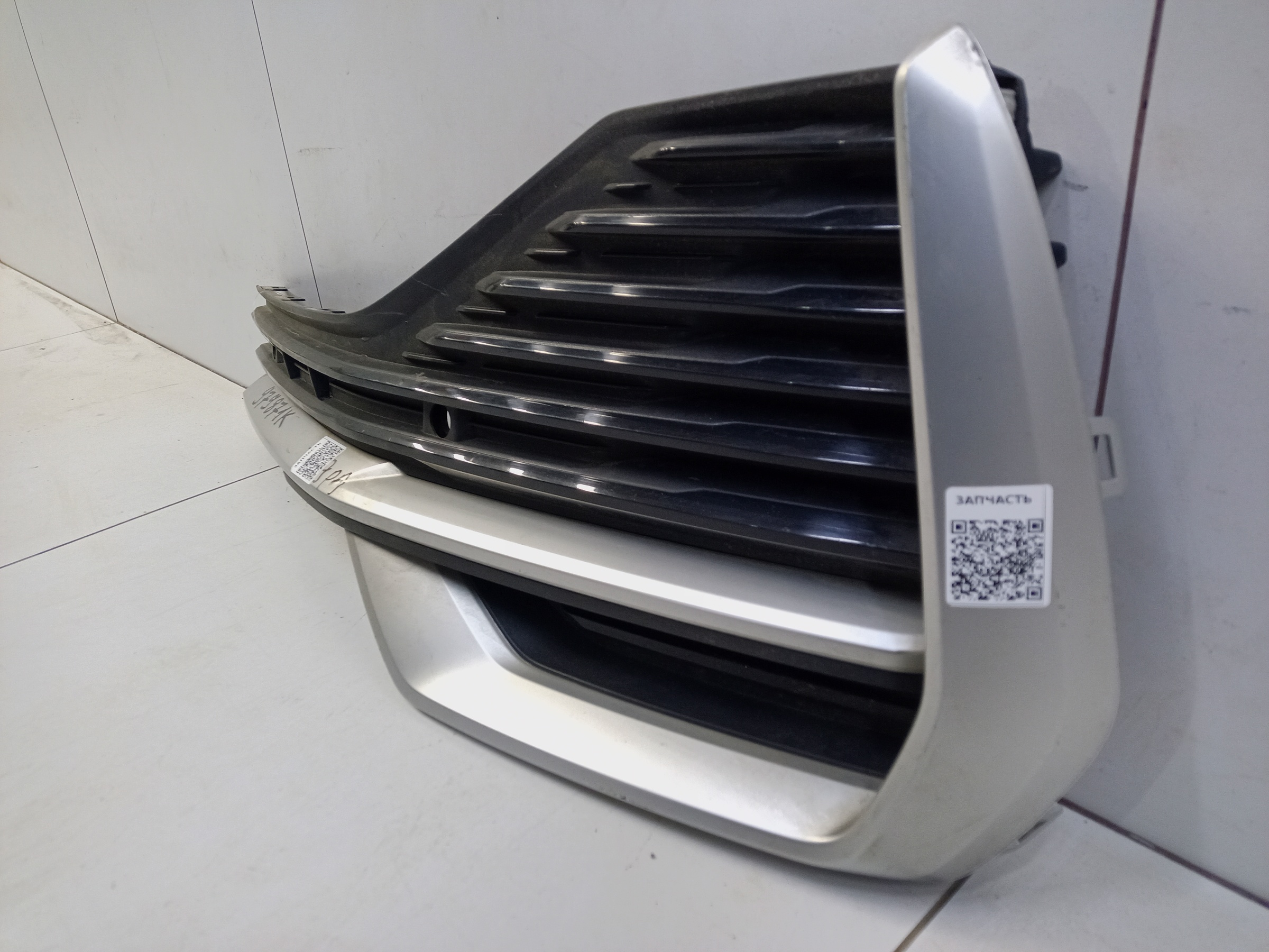 Решетка переднего бампера левая Geely Monjaro