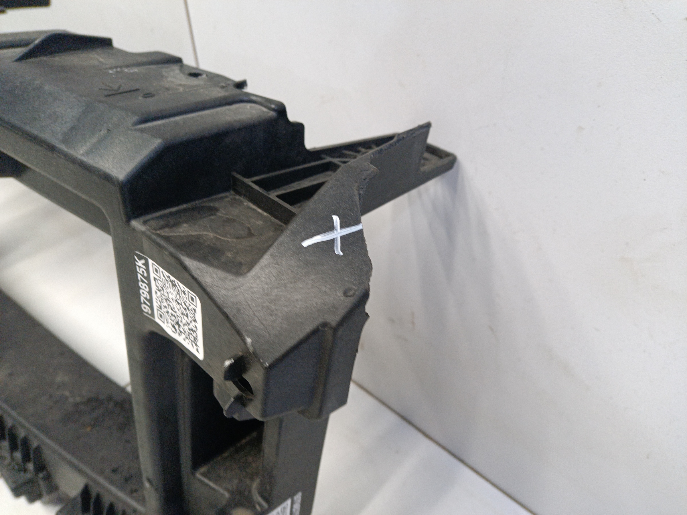 Кронштейн переднего бампера центральный Geely Preface