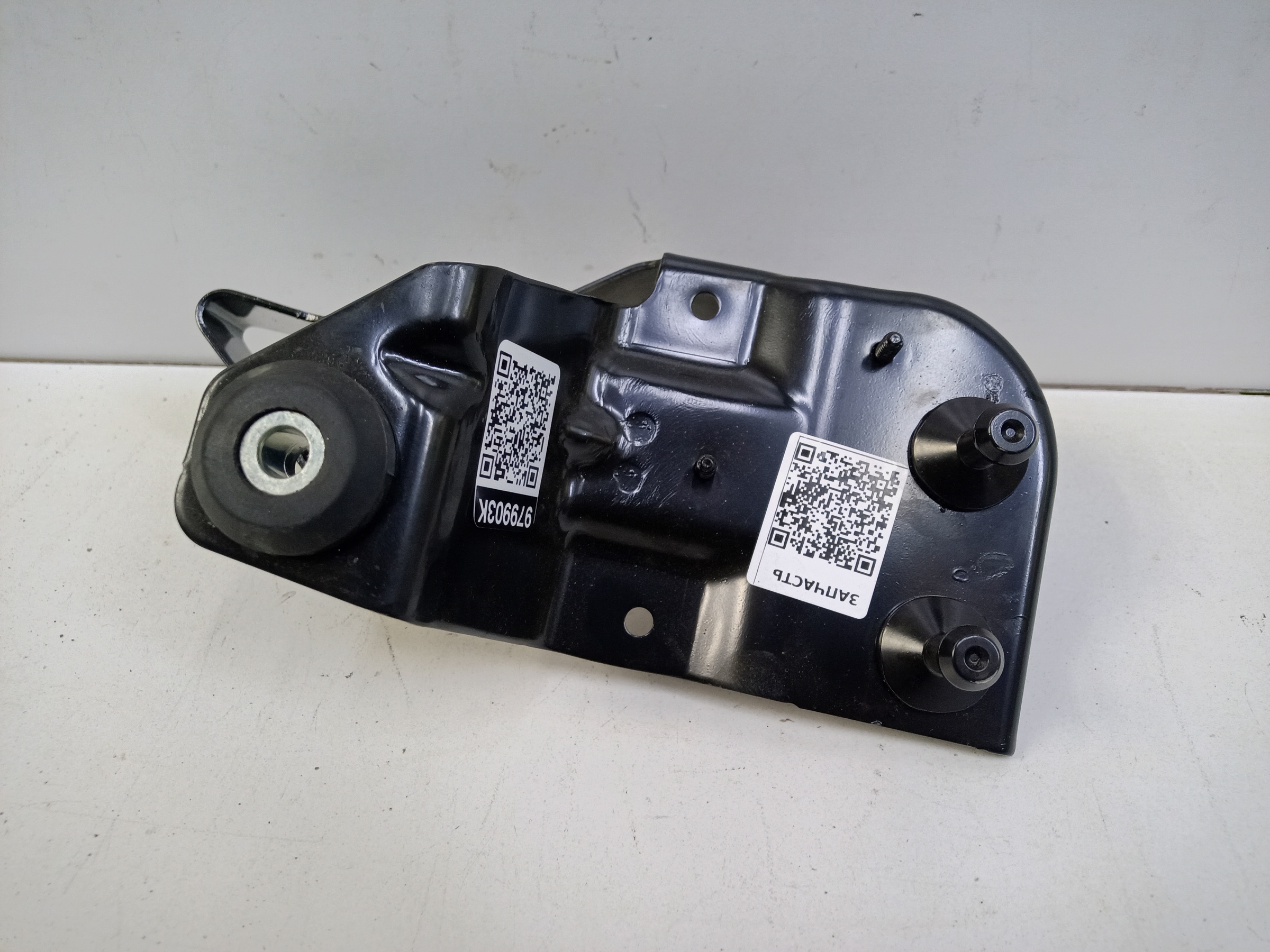 Кронштейн компрессора пневмоподвески Mercedes Benz GLS-Klasse X166