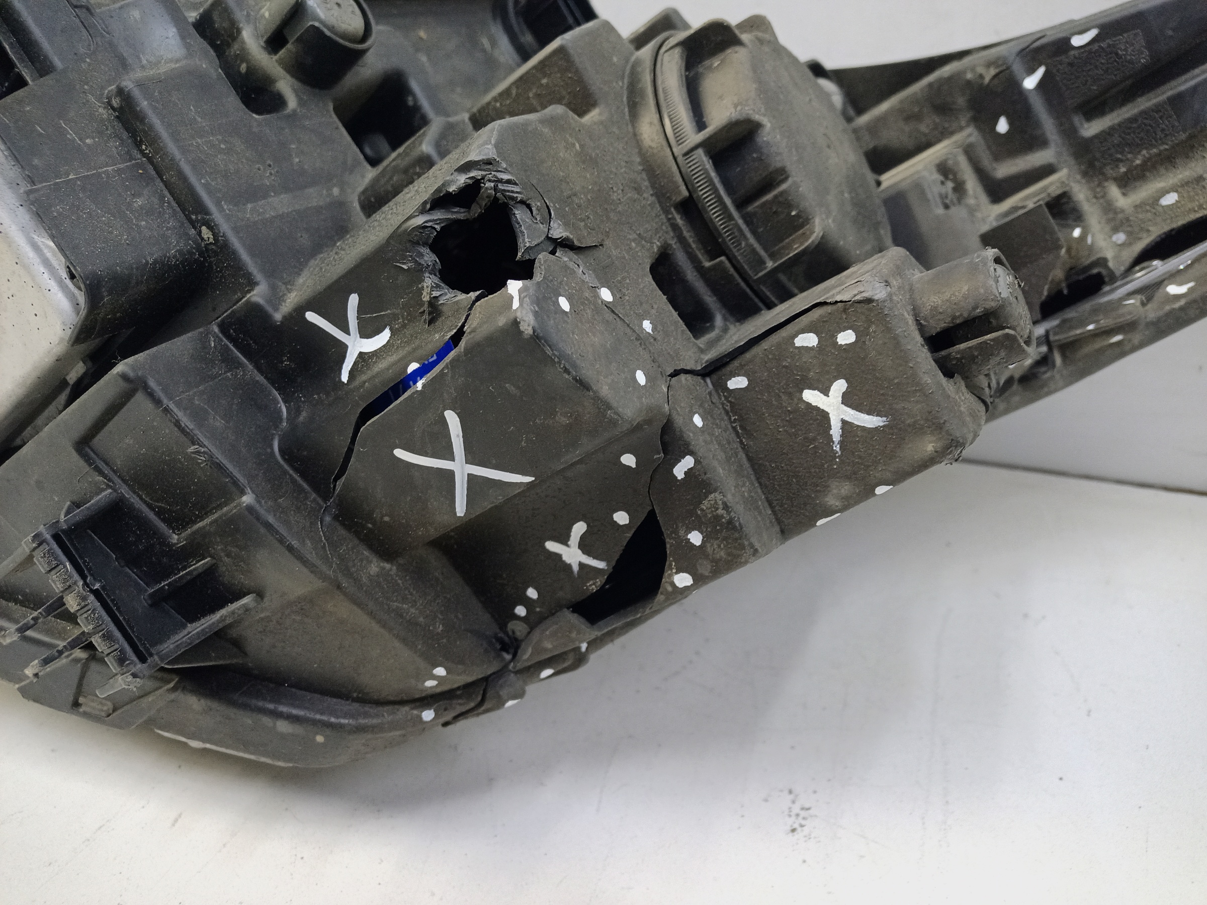 Фара передняя правая Kia Seltos LED