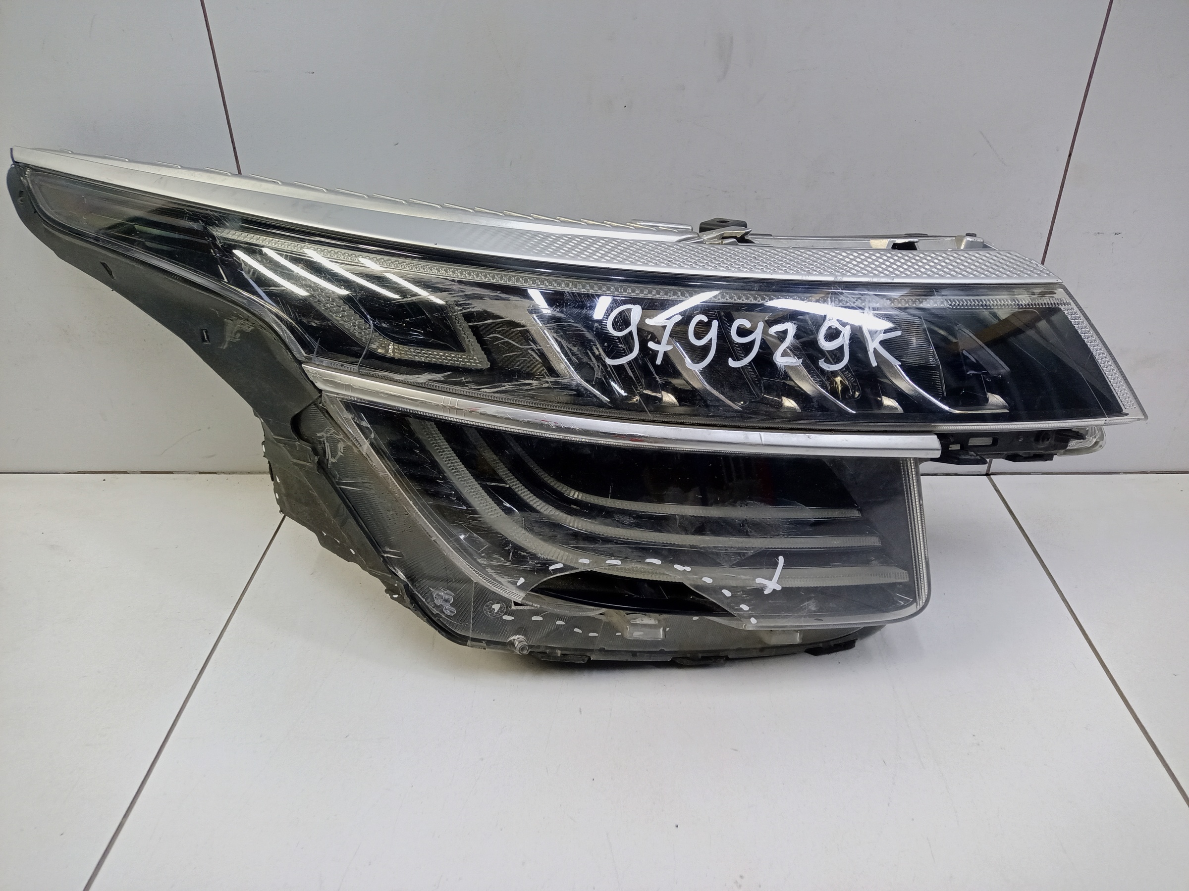 Фара передняя правая Kia Seltos LED