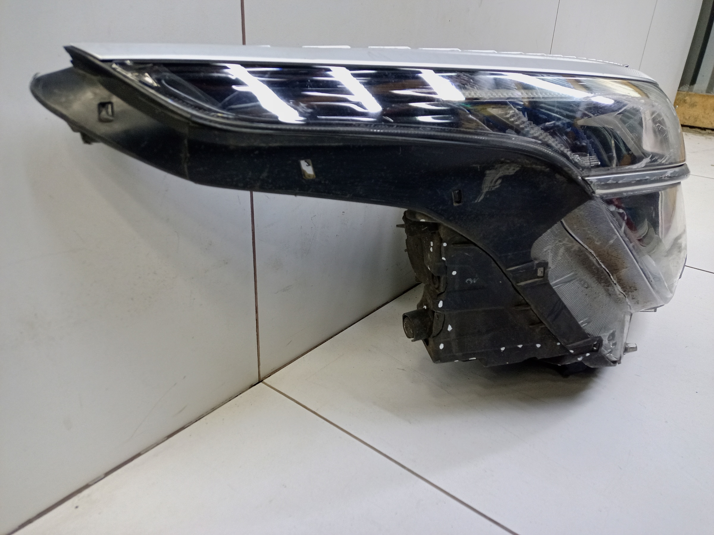 Фара передняя правая Kia Seltos LED