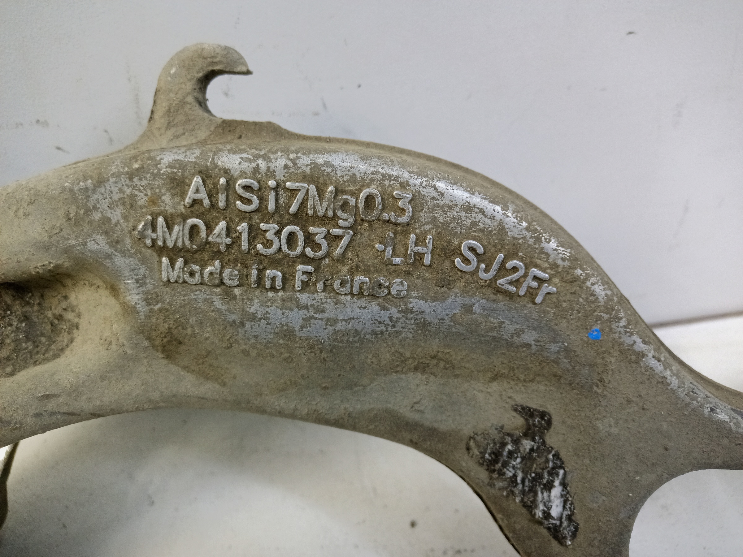 Кронштейн амортизатора левый Audi Q7 2