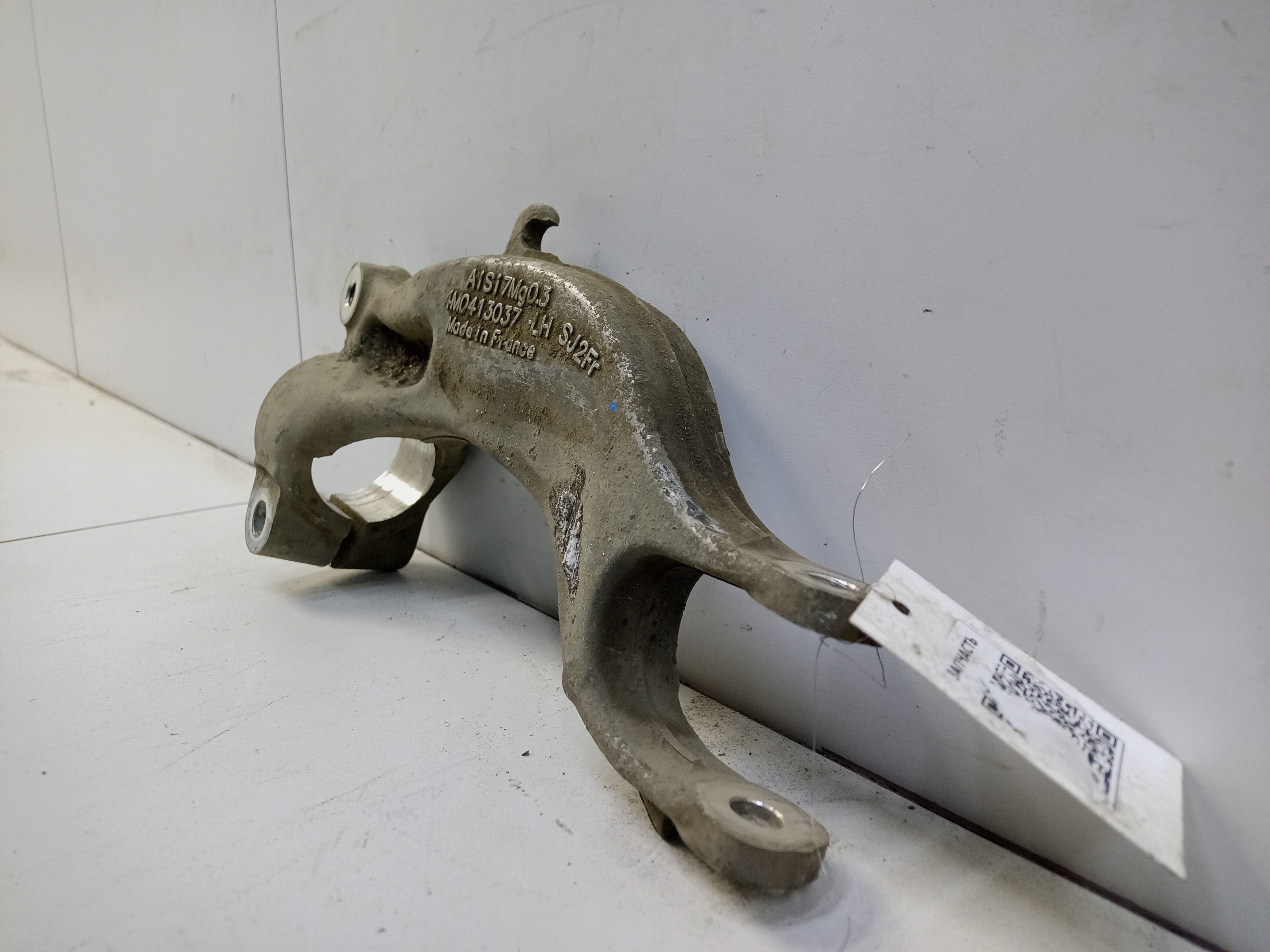 Кронштейн амортизатора левый Audi Q7 2