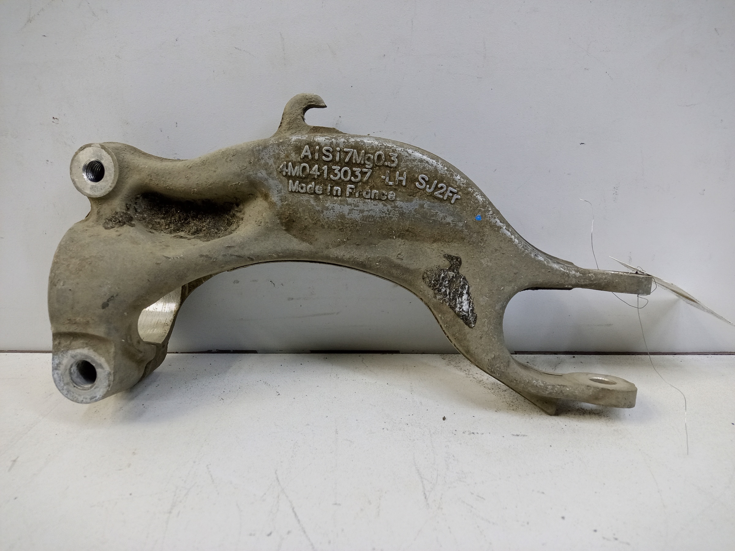 Кронштейн амортизатора левый Audi Q7 2