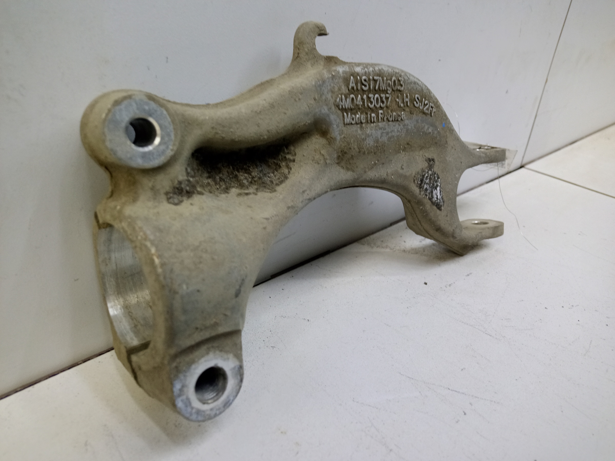 Кронштейн амортизатора левый Audi Q7 2