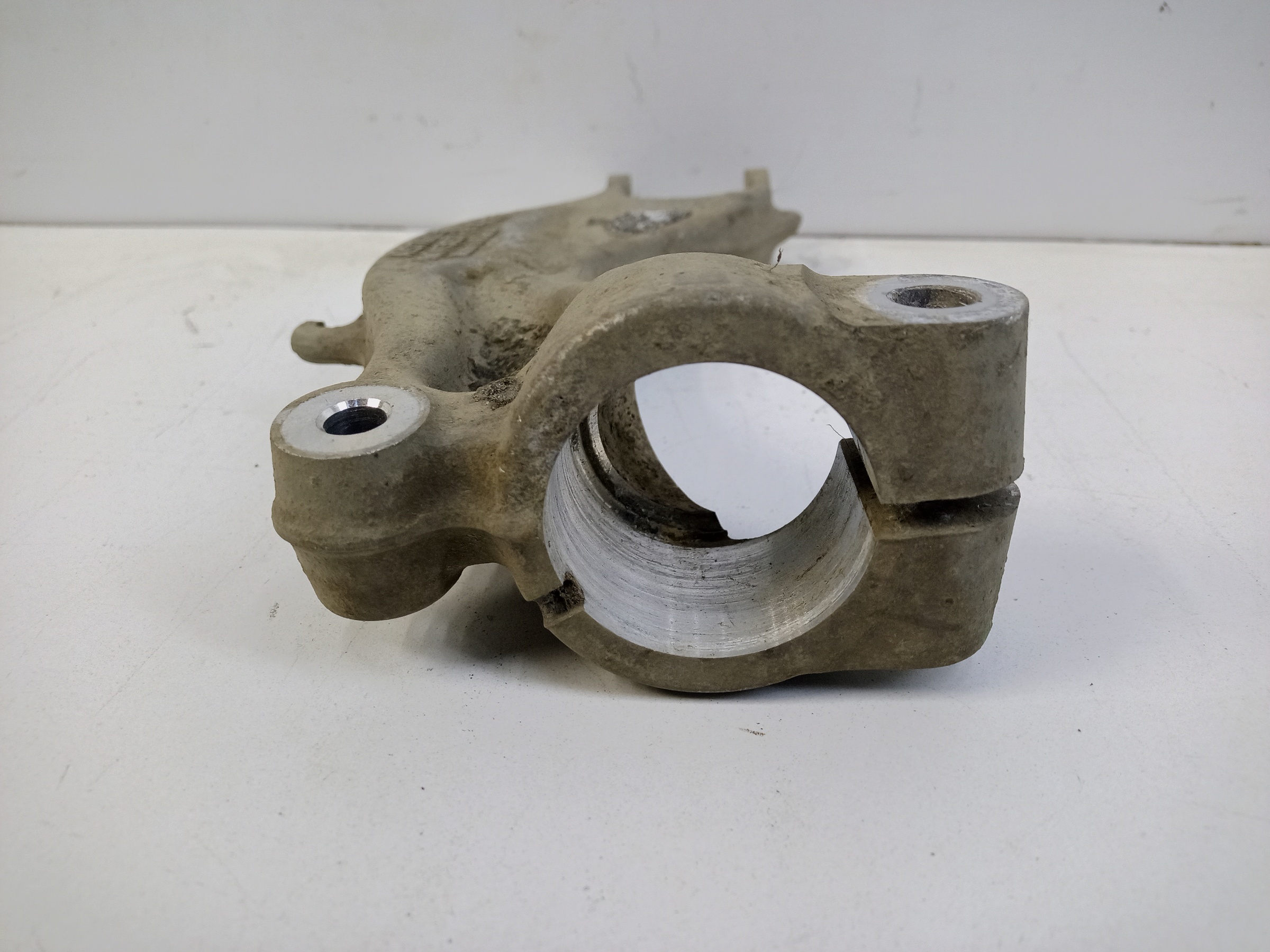 Кронштейн амортизатора левый Audi Q7 2