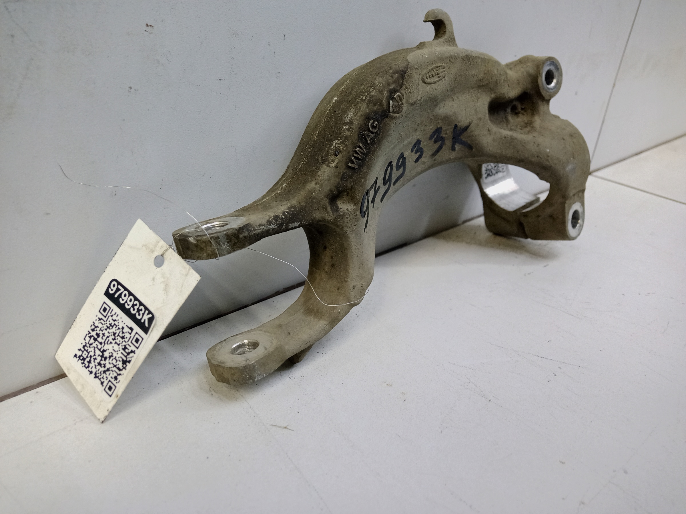 Кронштейн амортизатора левый Audi Q7 2