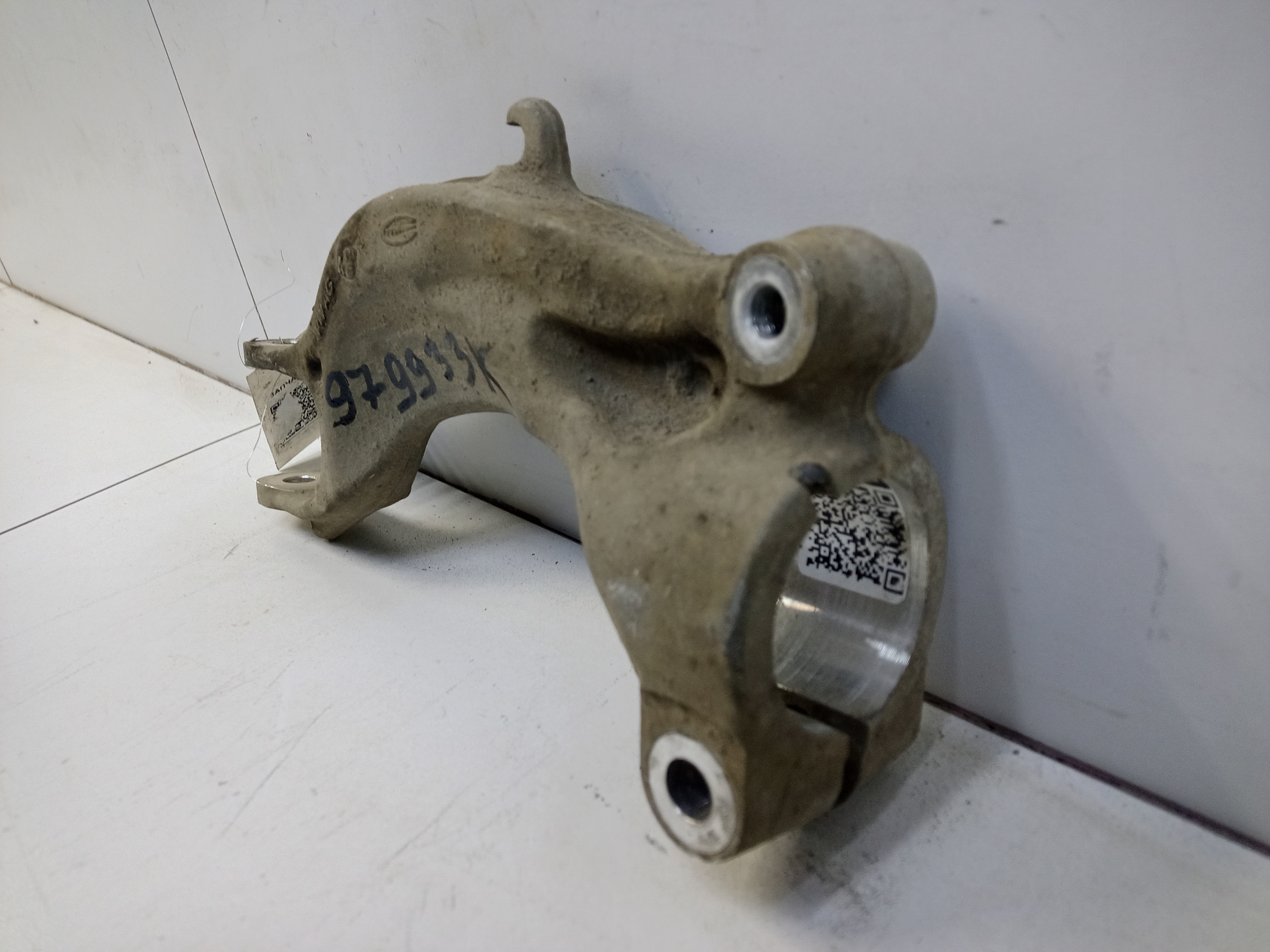 Кронштейн амортизатора левый Audi Q7 2