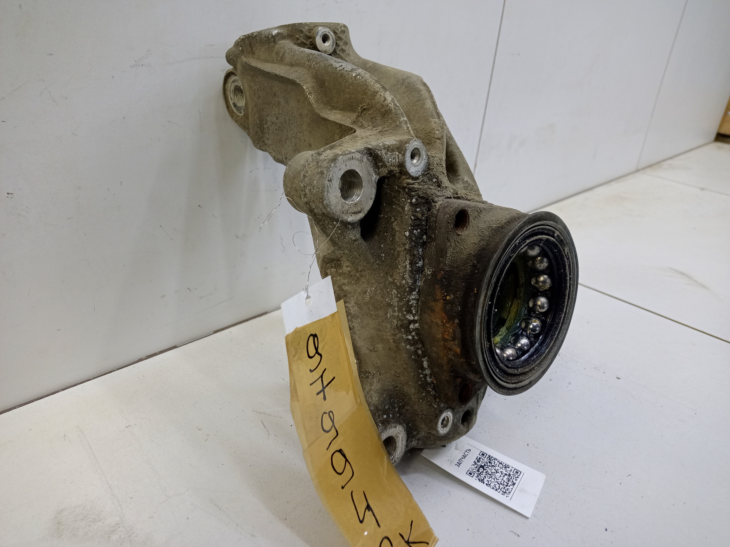 Кулак поворотный передний левый Volkswagen Passat B8