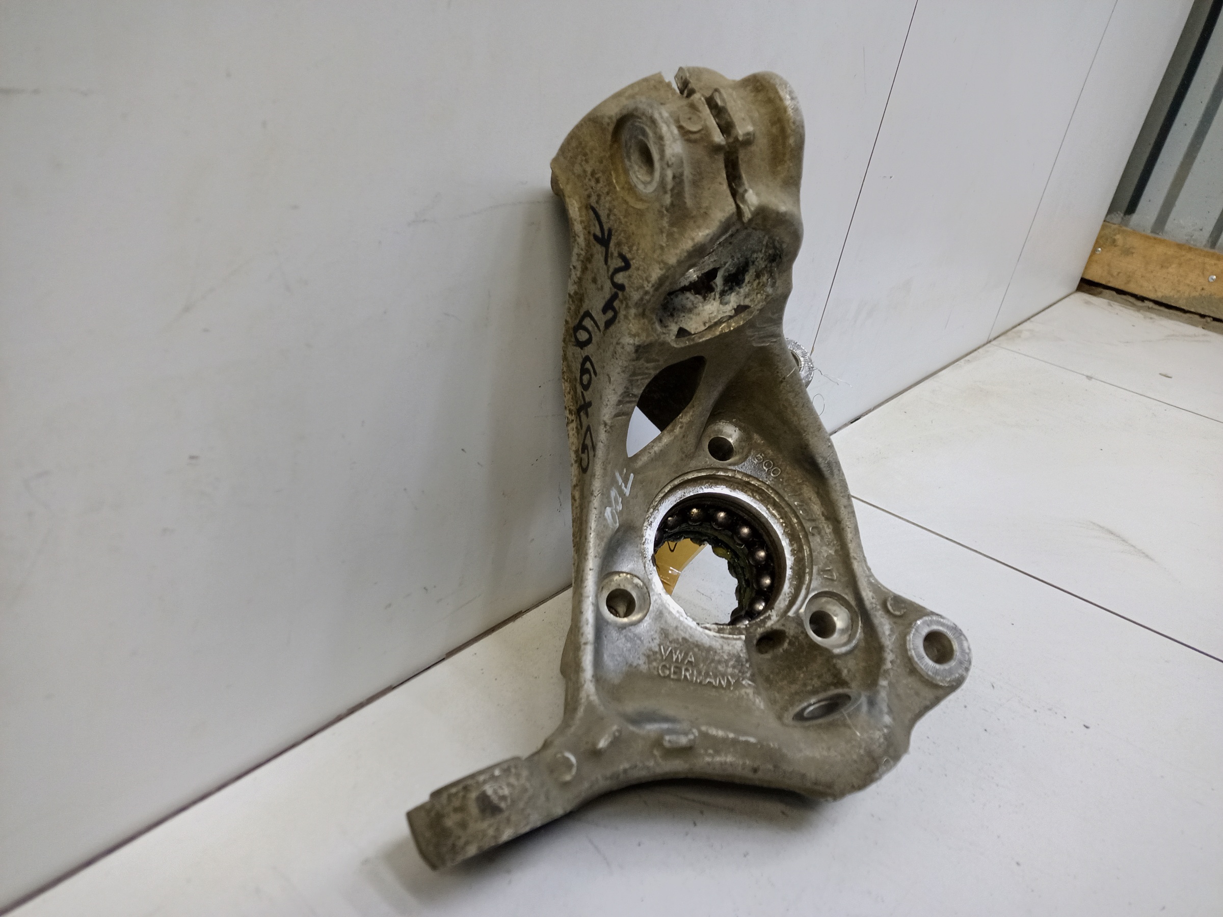 Кулак поворотный передний левый Volkswagen Passat B8