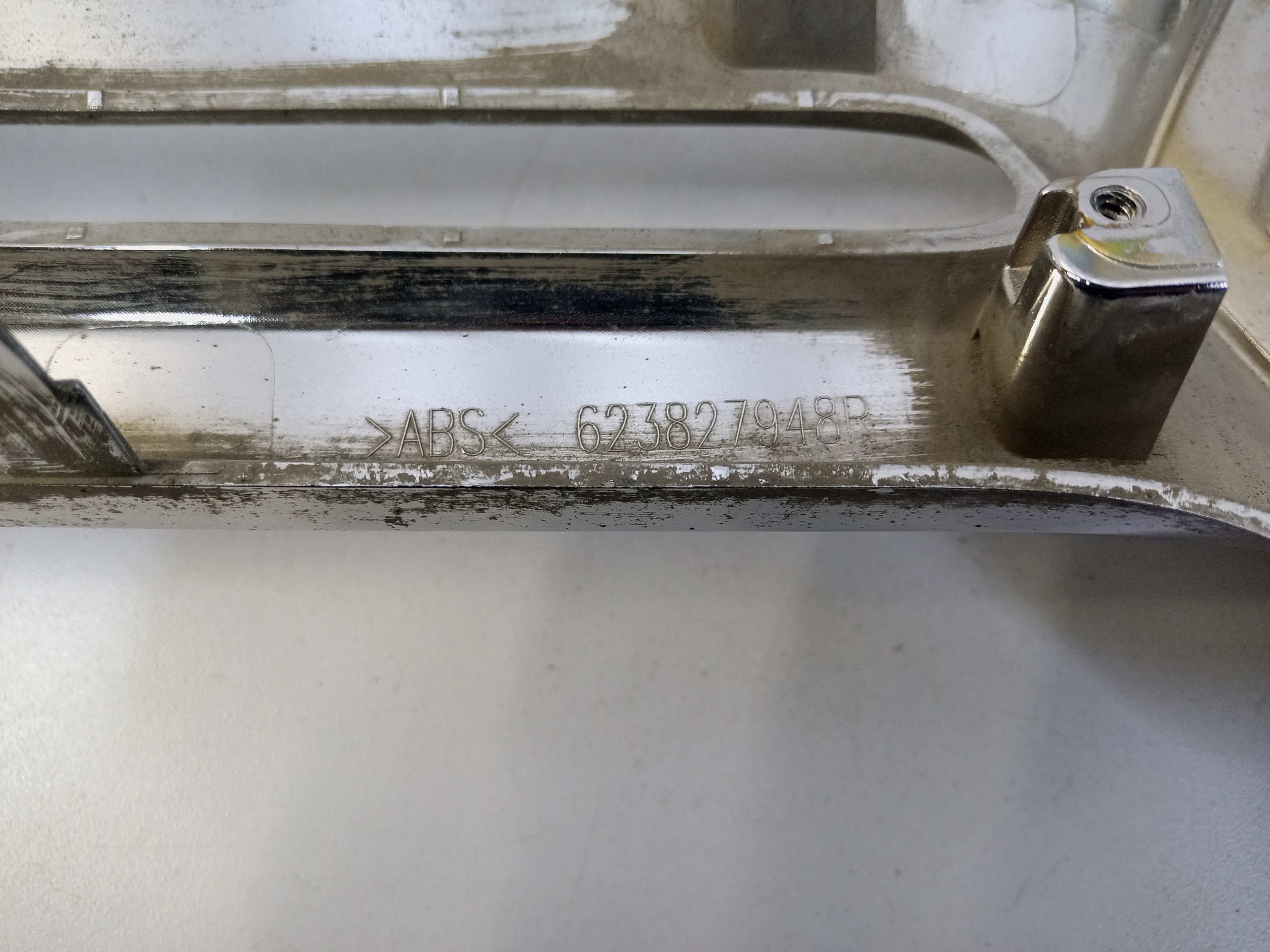 Накладка решетки радиатора Renault Duster 1 Restail