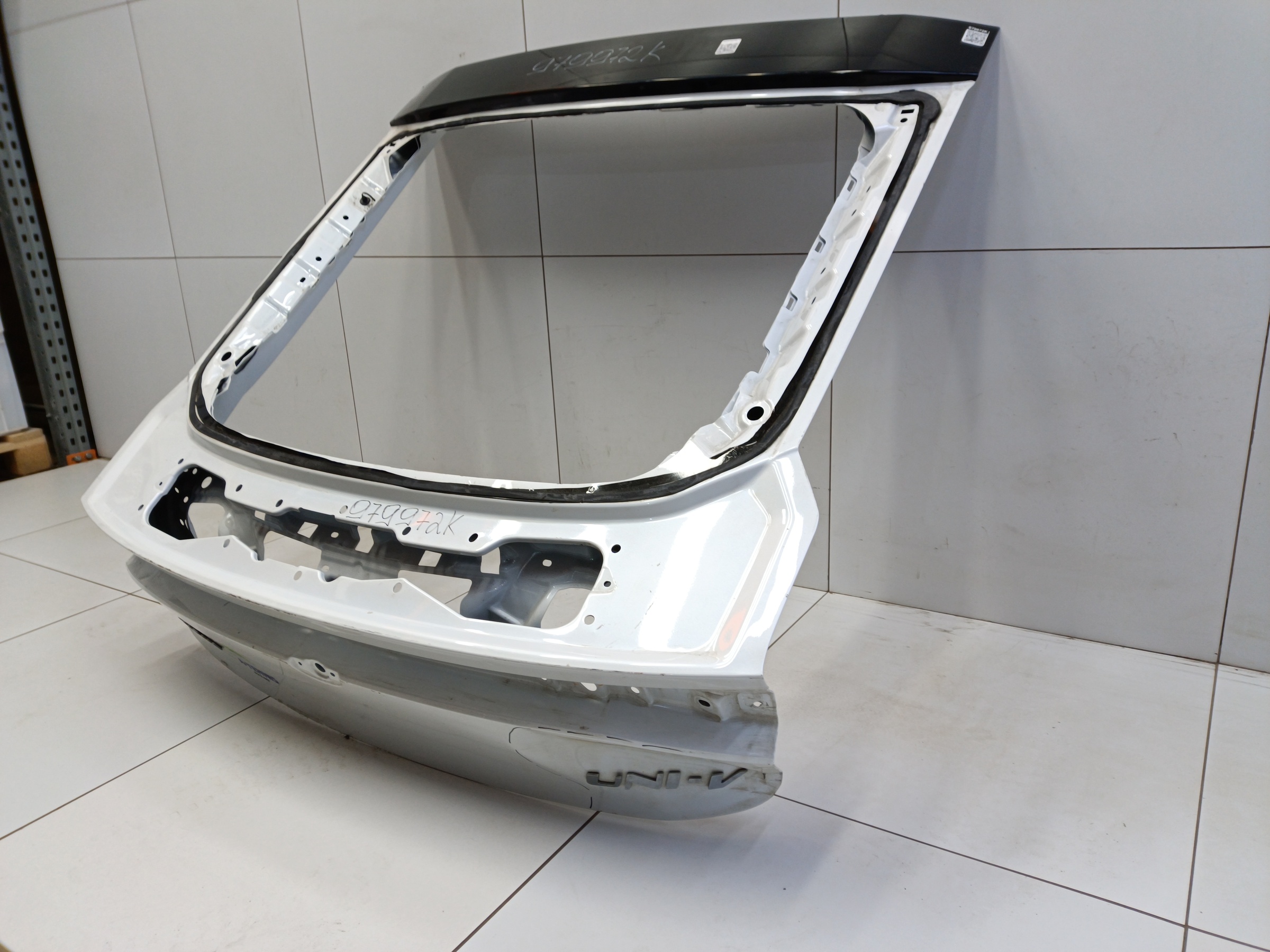 Крышка багажника Changan UNI-V