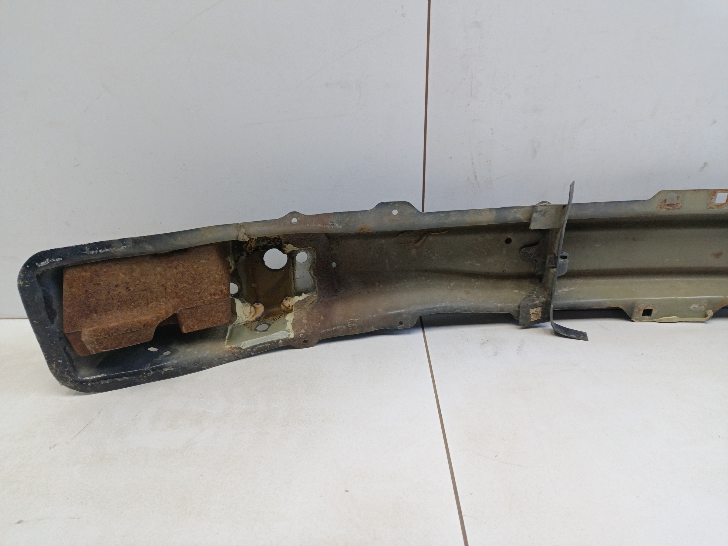 Усилитель переднего бампера Renault Logan 2