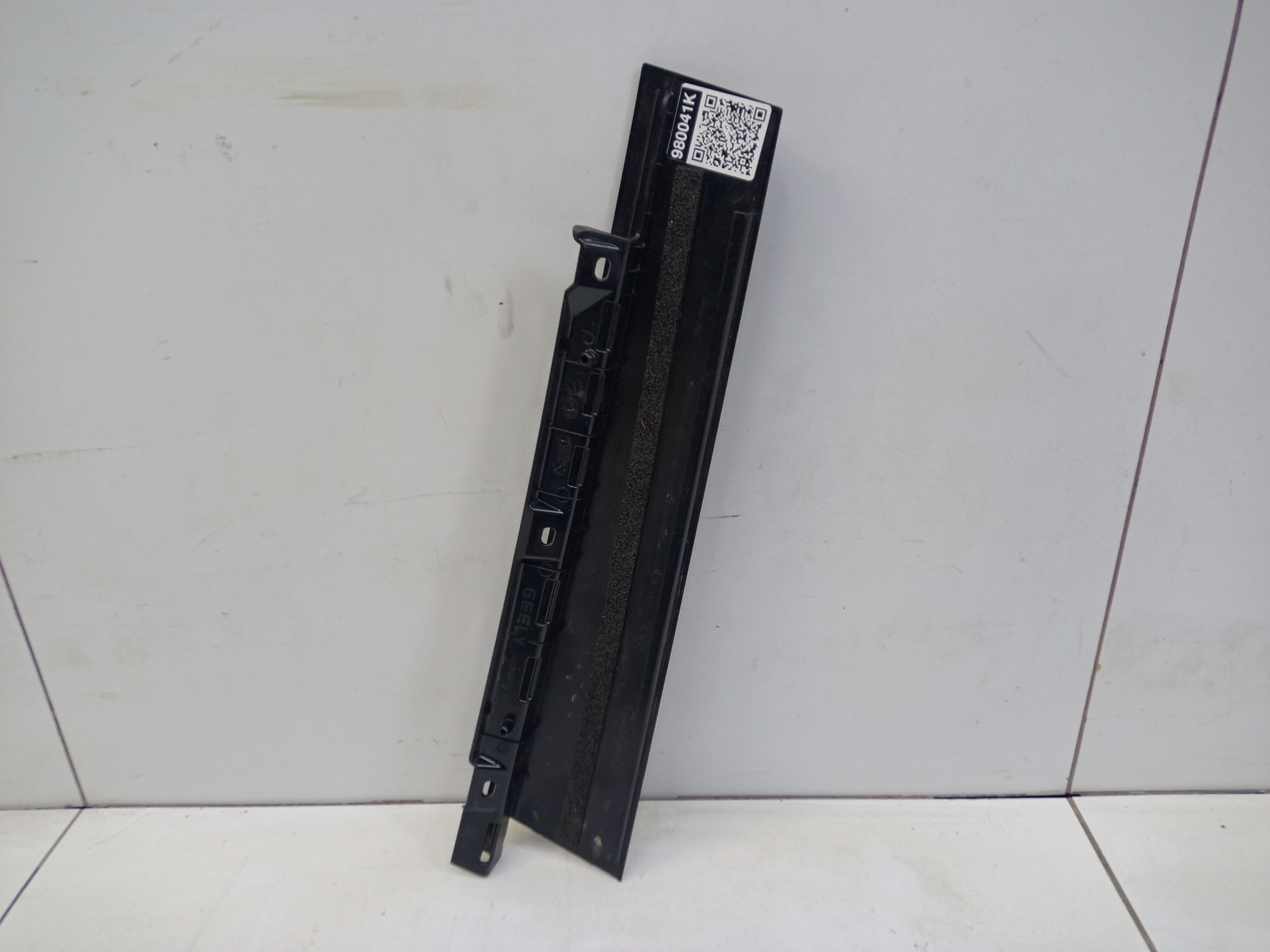 Накладка стойки двери задней левой Geely Tugella