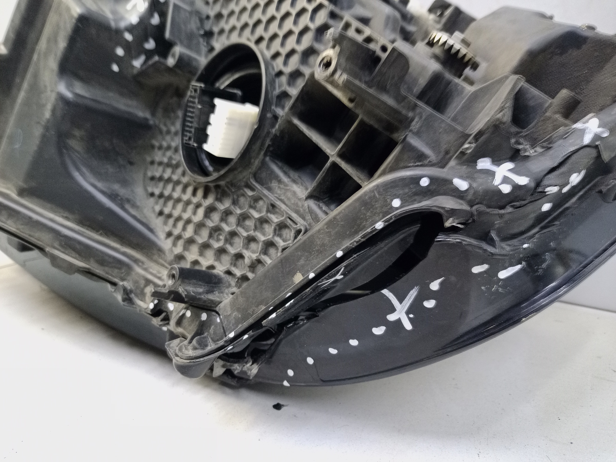 Фара передняя правая Toyota Land Cruiser 300 LED