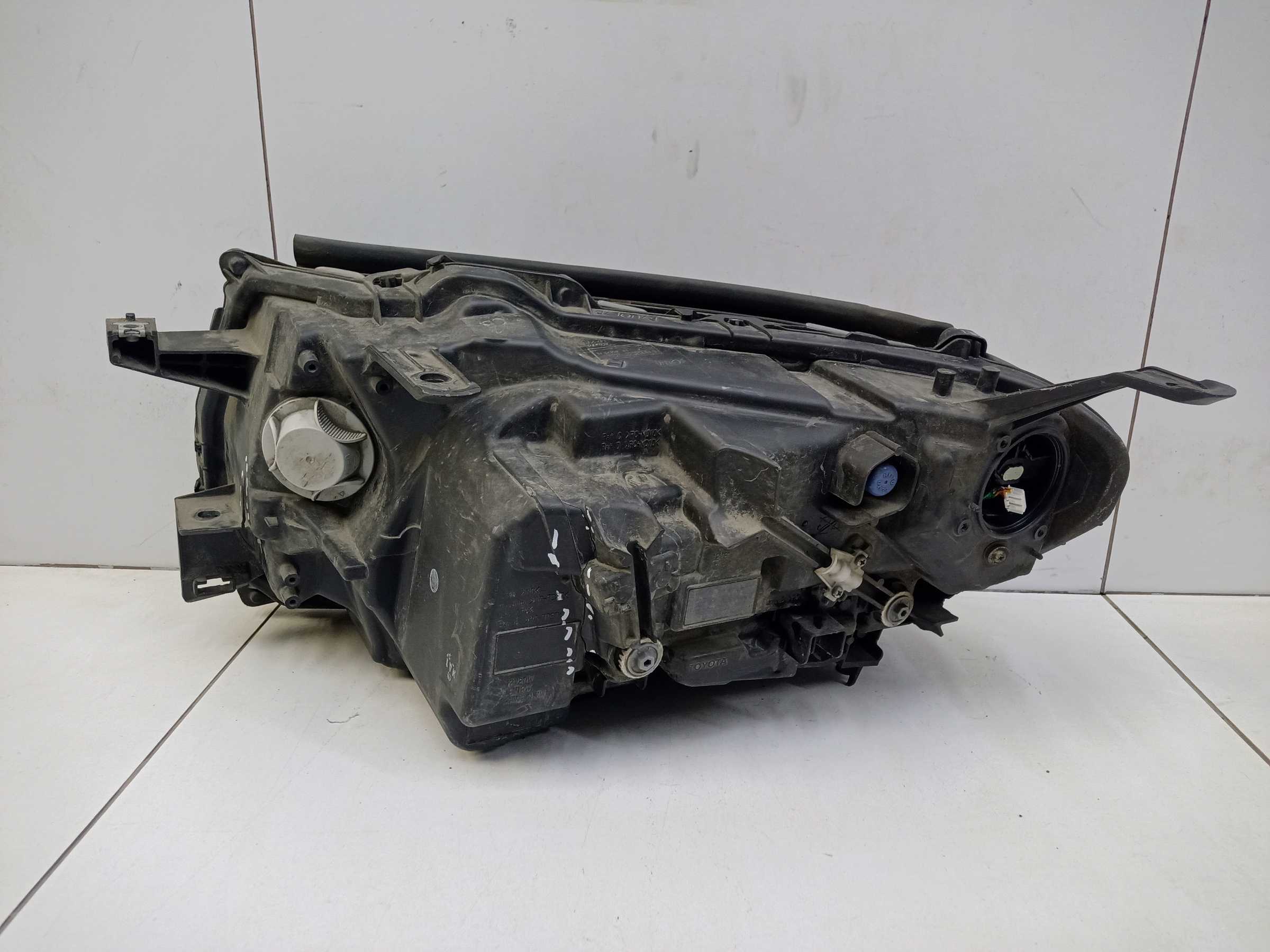 Фара передняя правая Toyota Land Cruiser 300 LED